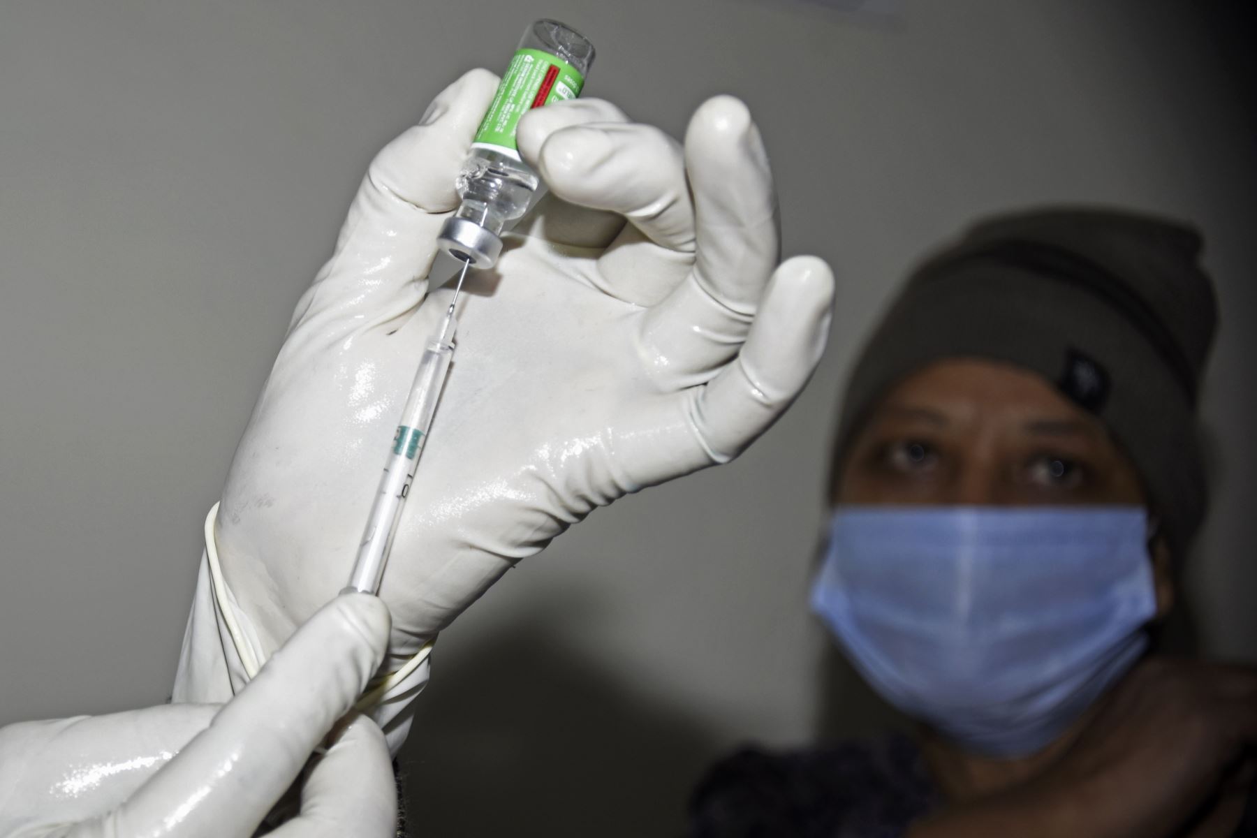 Un trabajador médico se prepara para inocular a un colega con una vacuna contra el coronavirus Covid-19 en el hospital Civil de Amritsar.
Foto: AFP