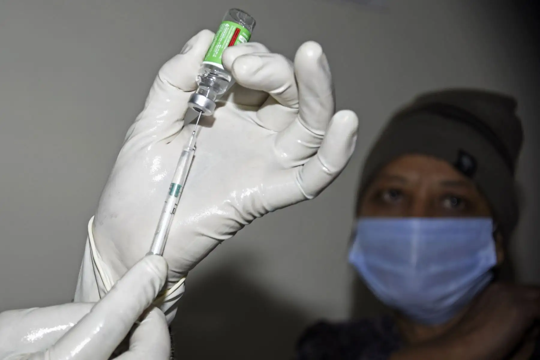 Un trabajador médico se prepara para inocular a un colega con una vacuna contra el coronavirus Covid-19 en el hospital Civil de Amritsar.
Foto: AFP