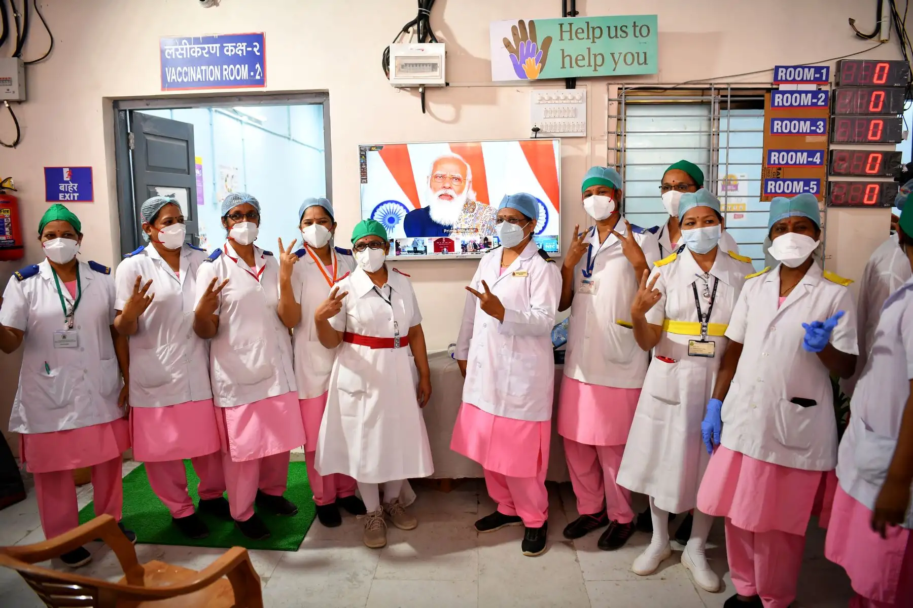 Las enfermeras del Hospital Rajawadi hacen el gesto del signo de la victoria mientras posan frente a un televisión transmitiendo un discurso en vivo del primer ministro de la India, Narendra Modi, antes del inicio de la campaña de vacunación contra el coronavirus Covid-19 en Mumbai.
Foto: AFP