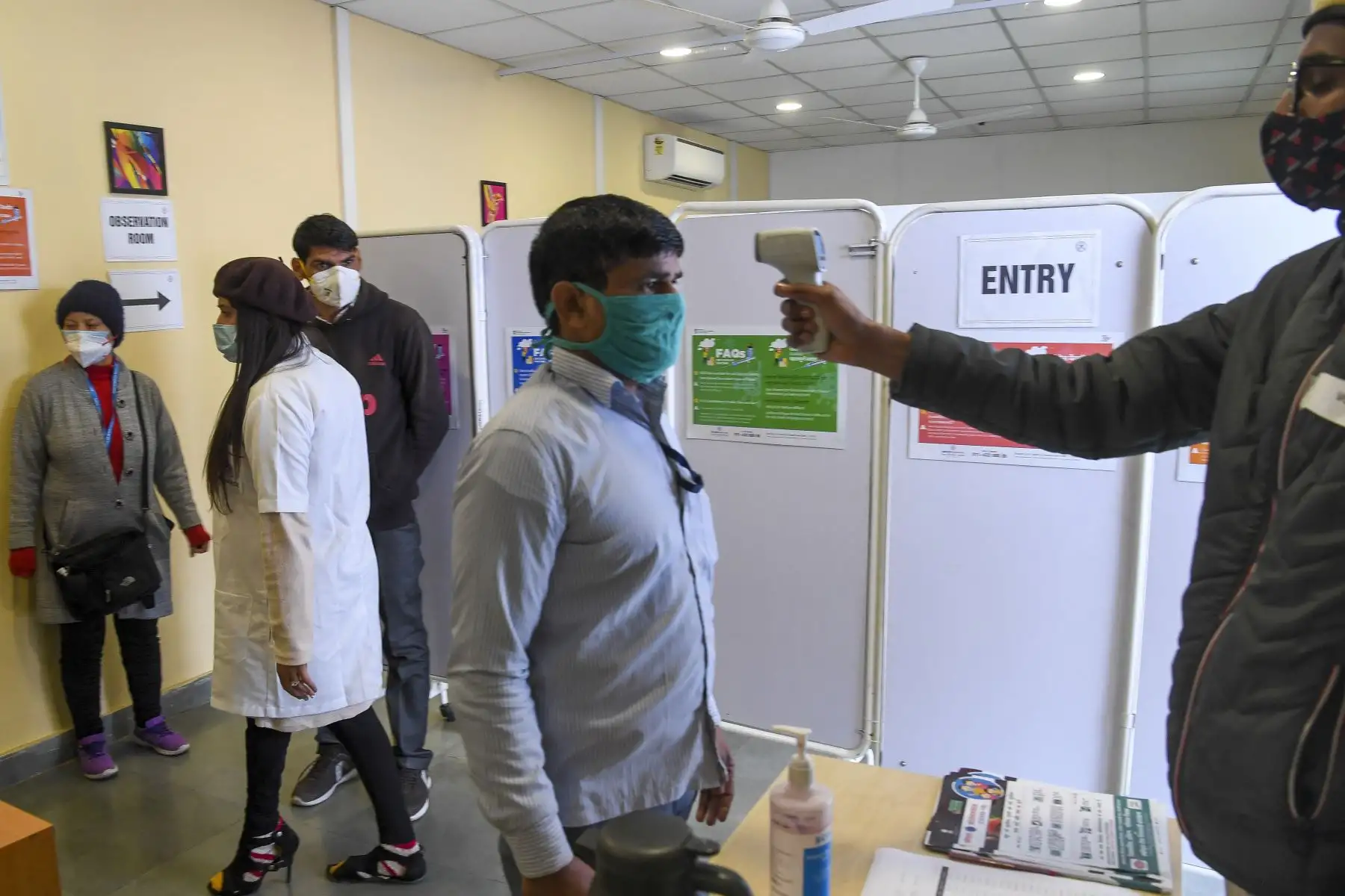 Un trabajador médico llega para ser inoculado con una vacuna contra el coronavirus Covid-19 en un hospital de Nueva Delhi.
Foto: AFP