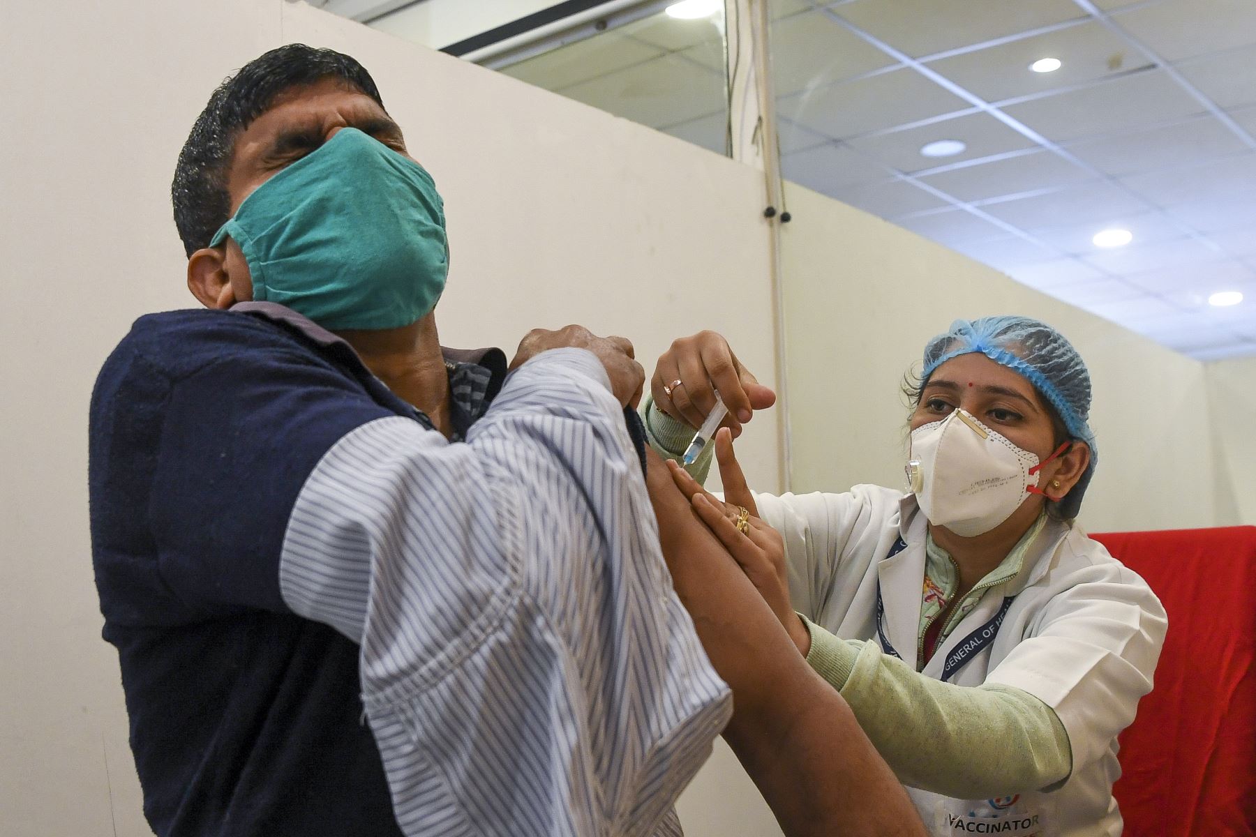 Un trabajador médico vacuna a un colega con una vacuna contra el coronavirus Covid-19 en un hospital de Nueva Delhi.
Foto: AFP