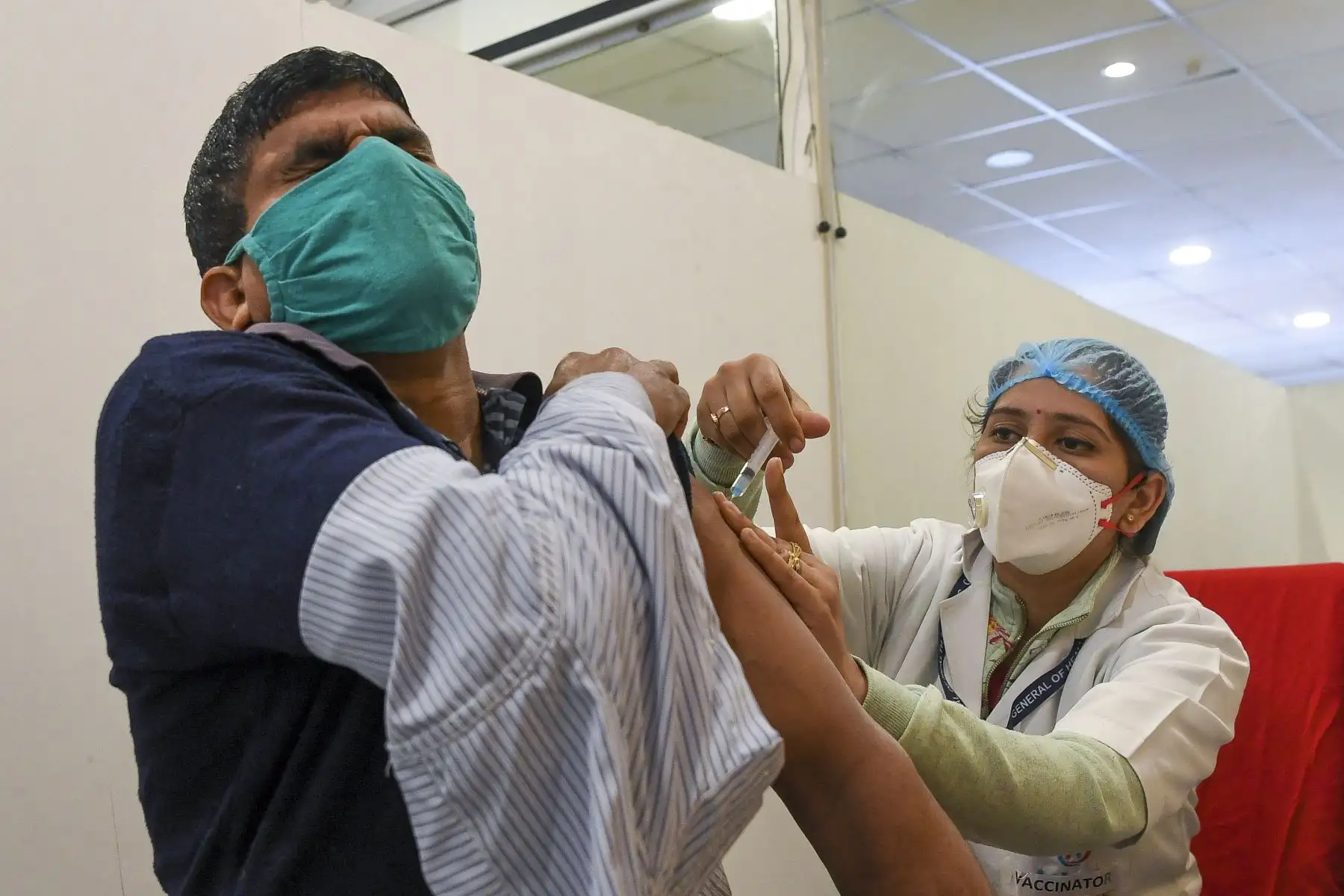 Un trabajador médico vacuna a un colega con una vacuna contra el coronavirus Covid-19 en un hospital de Nueva Delhi.
Foto: AFP