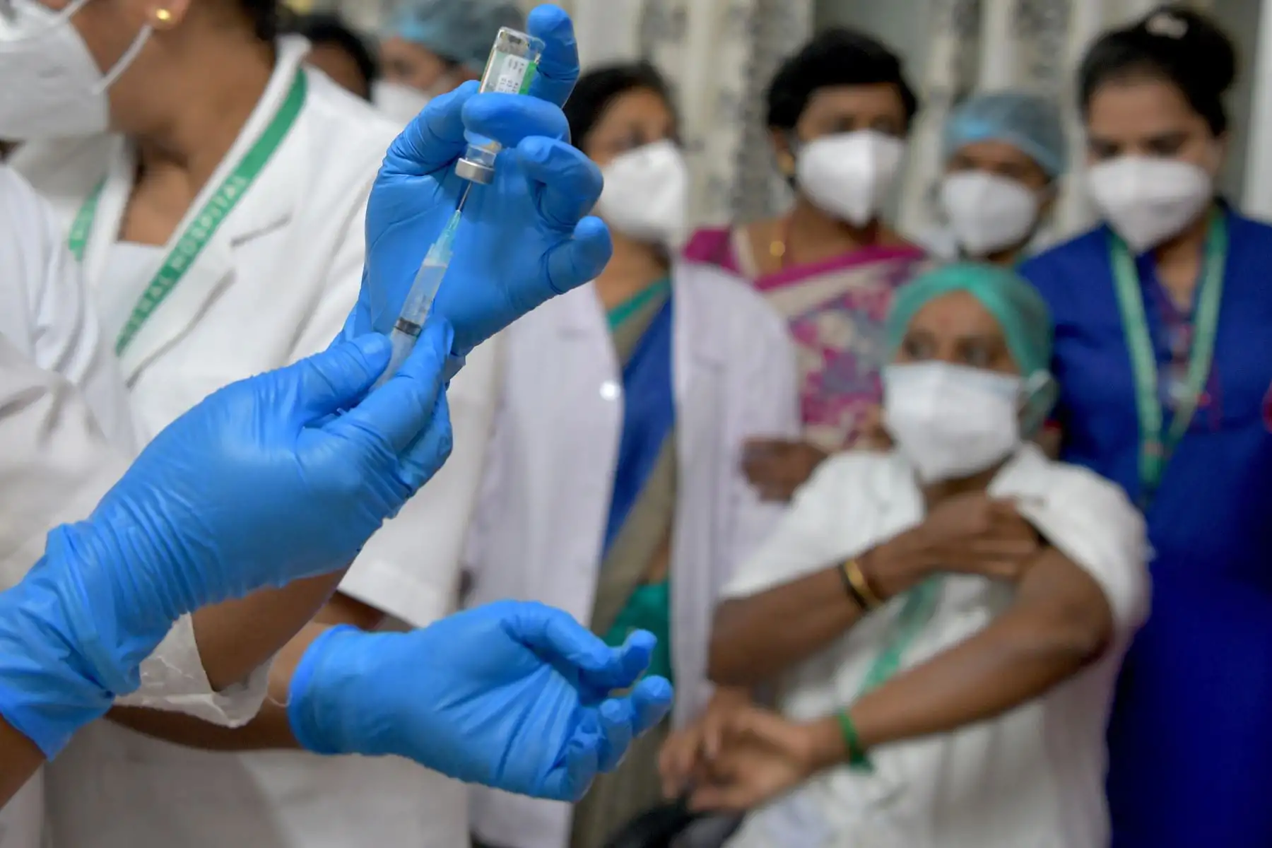 Una enfermera se prepara para administrar una vacuna contra el coronavirus Covid-19 a los trabajadores de la salud en el hospital general KC en Bangalore.
Foto: AFP