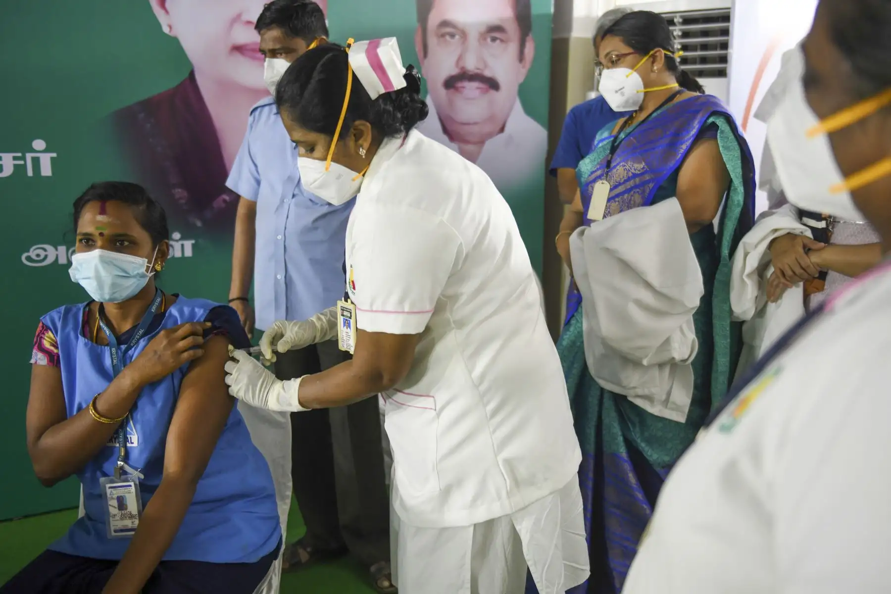 Un trabajador médico vacuna a un colega con una vacuna contra el coronavirus Covid-19 en el hospital gubernamental Rajaji en Madurai.
Foto: AFP