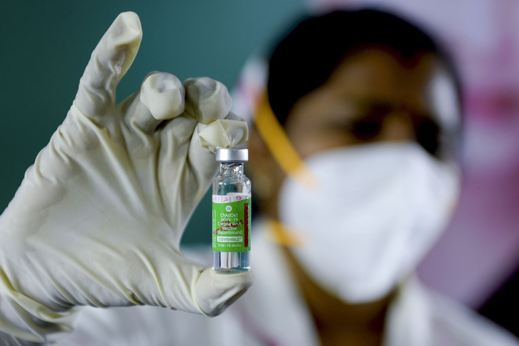 “La notificación de los eventos adversos contribuirá a tener un mayor conocimiento de la seguridad de las vacunas COVID-19”, expresó especialista. Foto: AFP