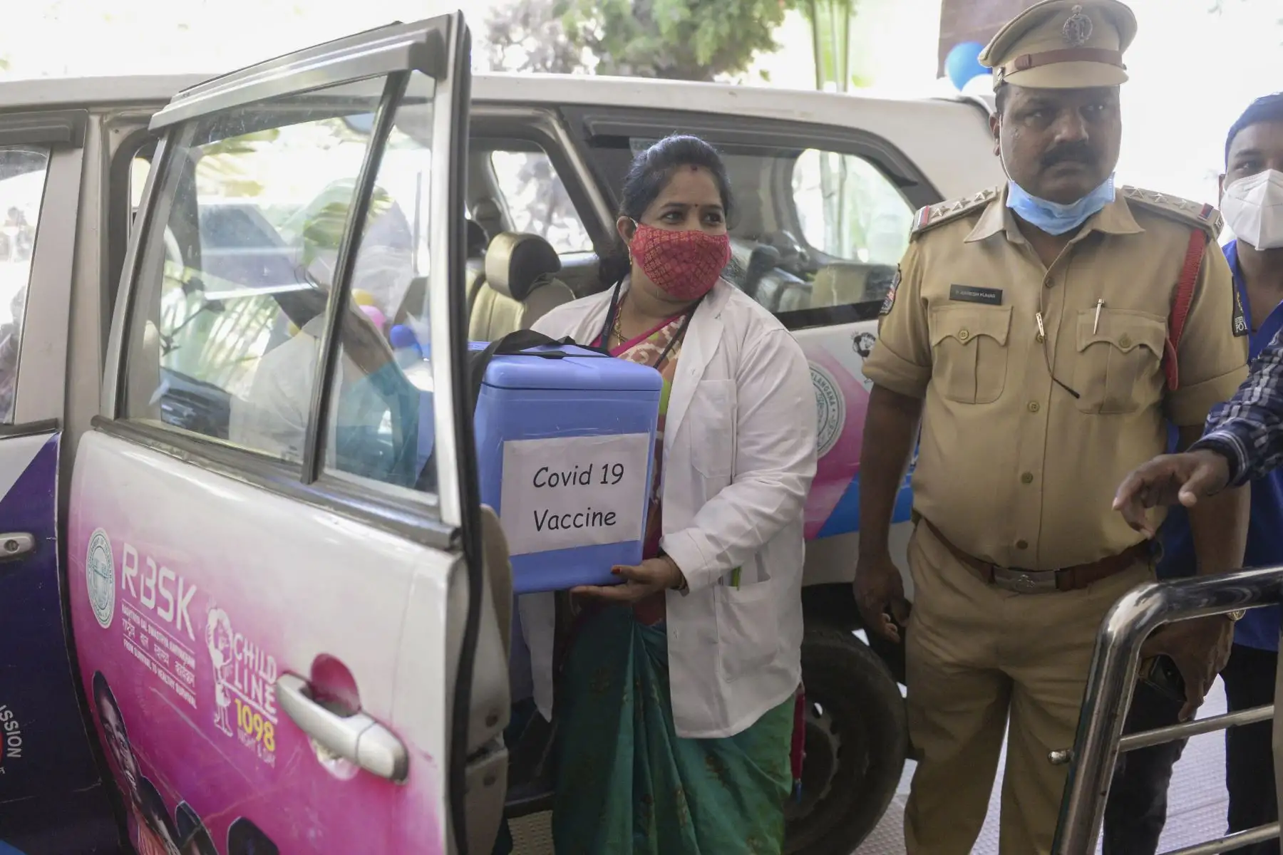 Un médico lleva una caja de congelador con la vacuna contra el coronavirus Covid-19 en el hospital King Koti en Hyderabad.
Foto: AFP