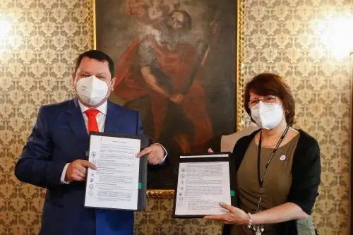 Presidente de la Asamblea Nacional de Gobiernos Regionales (ANGR) y gobernador regional de Piura, Servando García, se reúne con la ministra de Salud, Pilar Mazzetti, en el marco de la XV Reunión Extraordinaria de la Comisión Intergubernamental de Salud. Foto:  ANDINA/difusión.