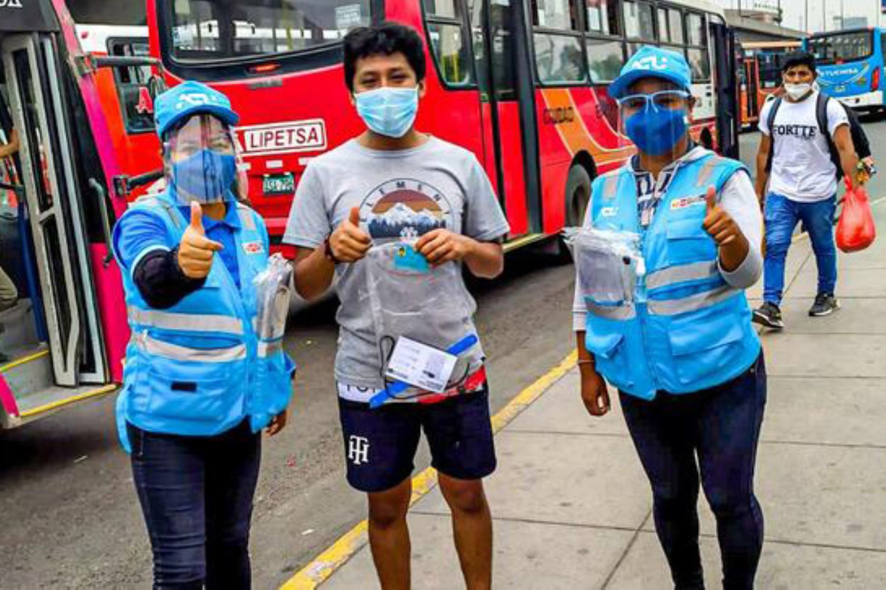 Se entregaron los protectores en las 38 estaciones y terminales del Metropolitano, en las 26 estaciones de la Línea 1 del Metro de Lima y en los 97 paraderos de los Corredores Complementarios (rojo, azul, morado y amarillo). Foto: ANDINA/Difusión