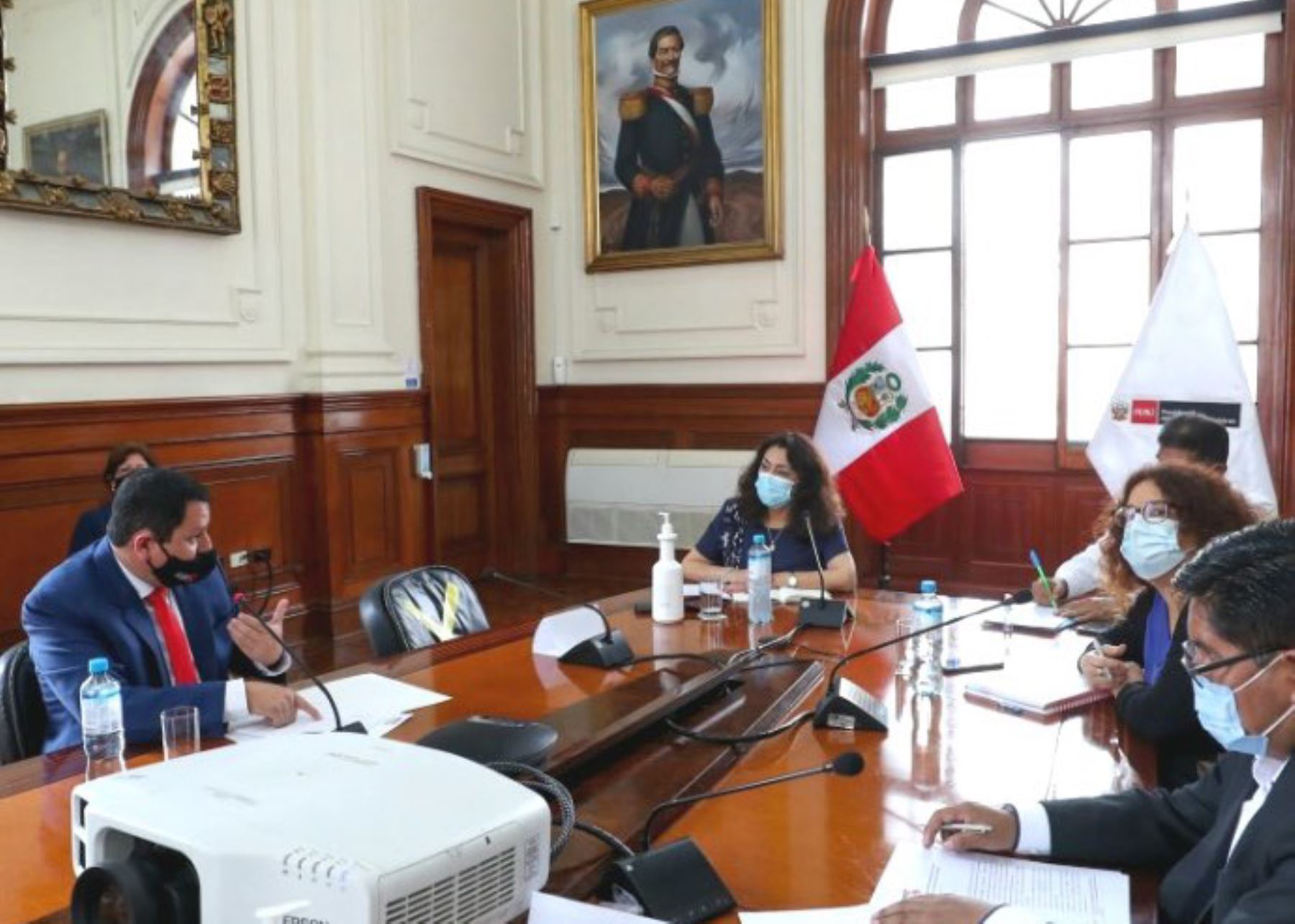 Jefa del Gabinete Ministerial, Violeta Bermúdez, se reúne con gobernadores regionales para abordar medidas frente a emergencia sanitaria.