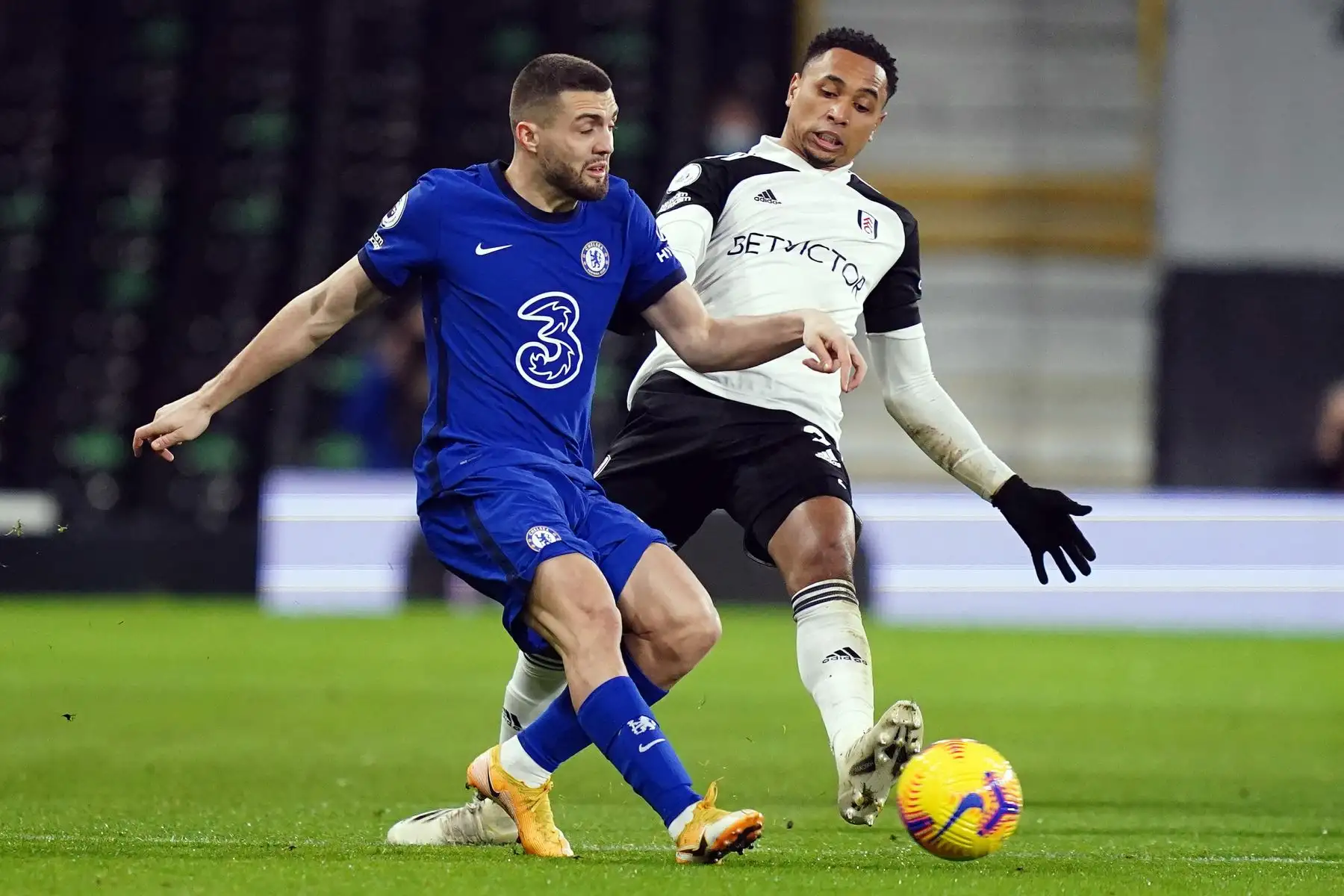 El centrocampista croata del Chelsea Mateo Kovacic (L) y el defensor holandés del Fulham Kenny Tete compiten durante el partido de fútbol de la Premier League inglesa entre Fulham y Chelsea en Craven Cottage en Londres. 
Foto: AFP