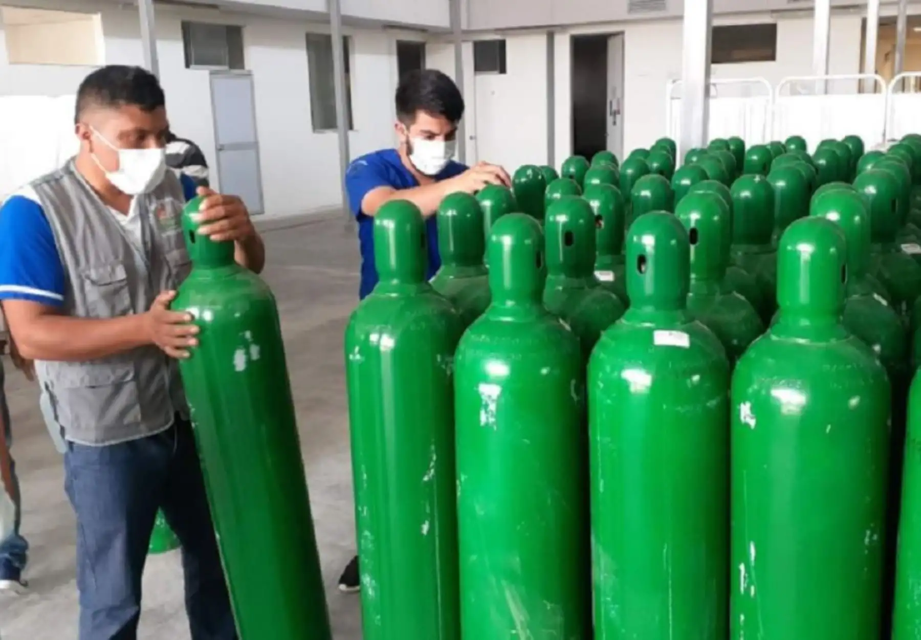 El gobierno regional de San Martín entregó a la Red de Salud de la provincia Rioja una dotación de 295 balones de oxígeno medicinal que serán distribuidos a los establecimientos de salud de la citada provincia, a fin de evitar el desabastecimiento de este vital elemento ante el repunte de casos de contagio de covid-19.