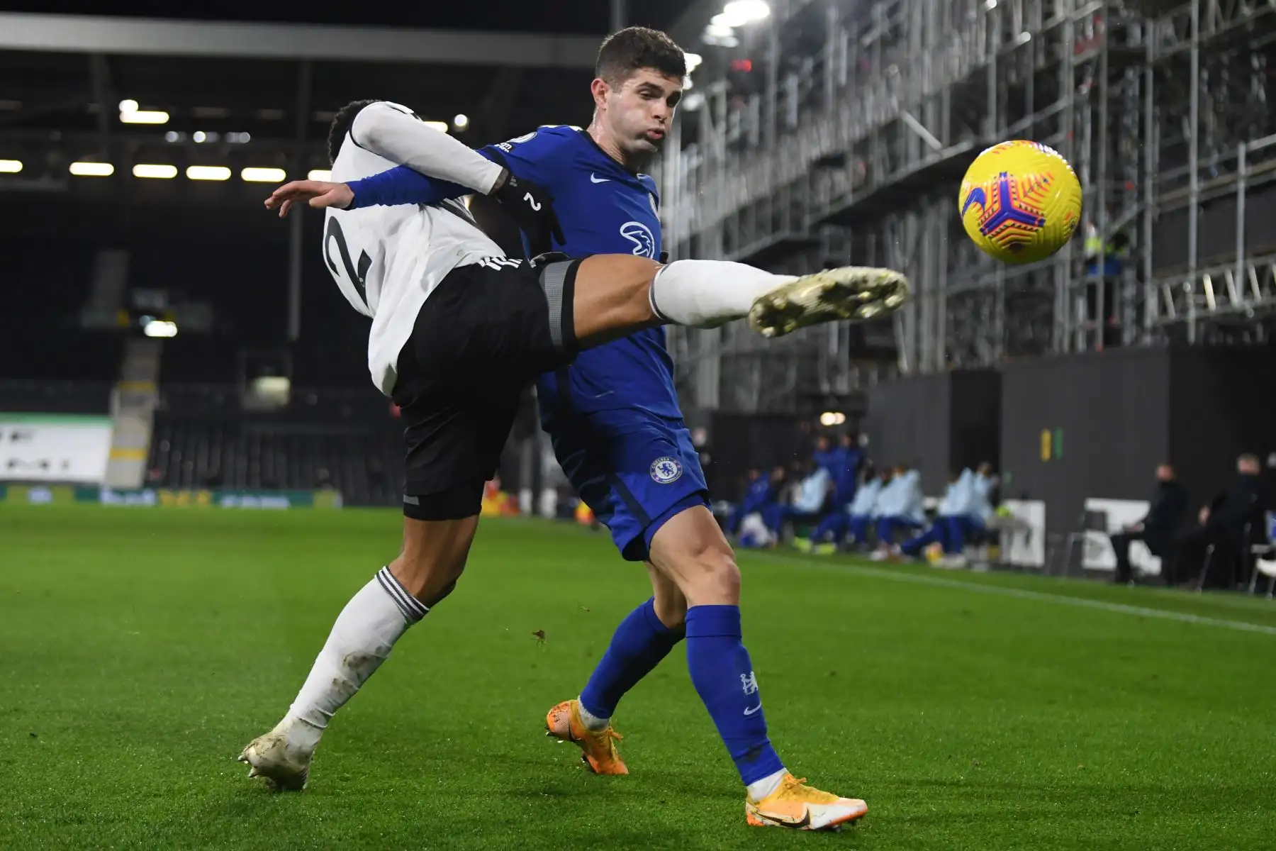 El defensor holandés del Fulham Kenny Tete compite con el centrocampista estadounidense del Chelsea Christian Pulisic durante el partido de fútbol de la Premier League inglesa entre Fulham y Chelsea en Londres.
Foto: AFP