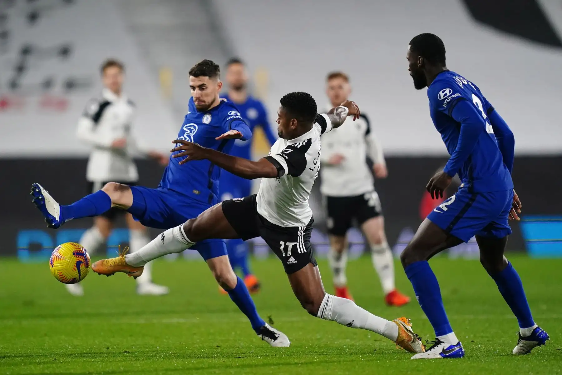 El mediocampista italiano del Chelsea, Jorginho, y el delantero portugués del Fulham, Ivan Cavaleiro, compiten por el balón durante el partido de fútbol de la Premier League inglesa entre Fulham y Chelsea en Craven Cottage en Londres.
Foto: AFP