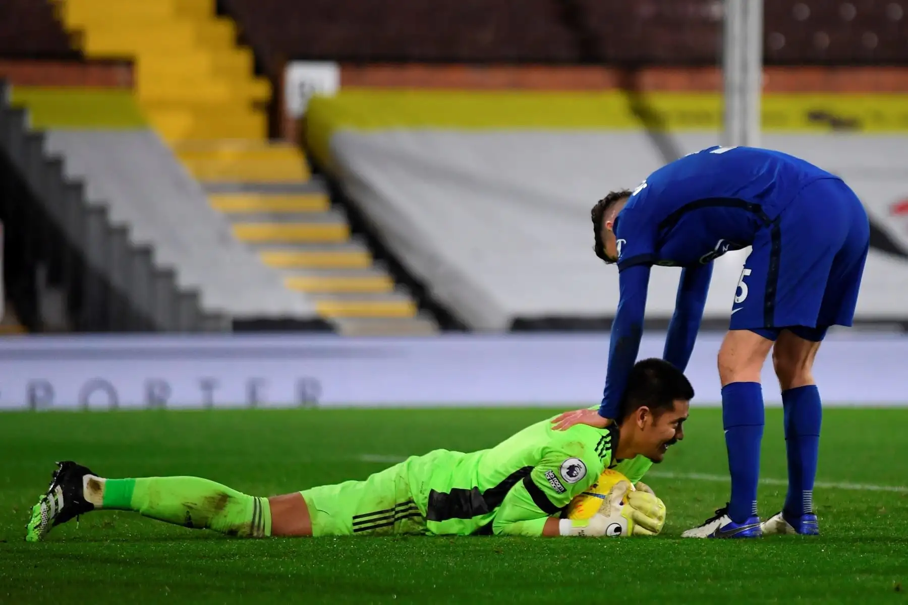 El portero del Fulham Alphonse Areola asegura el balón tras salvarlo frente a Chelsea