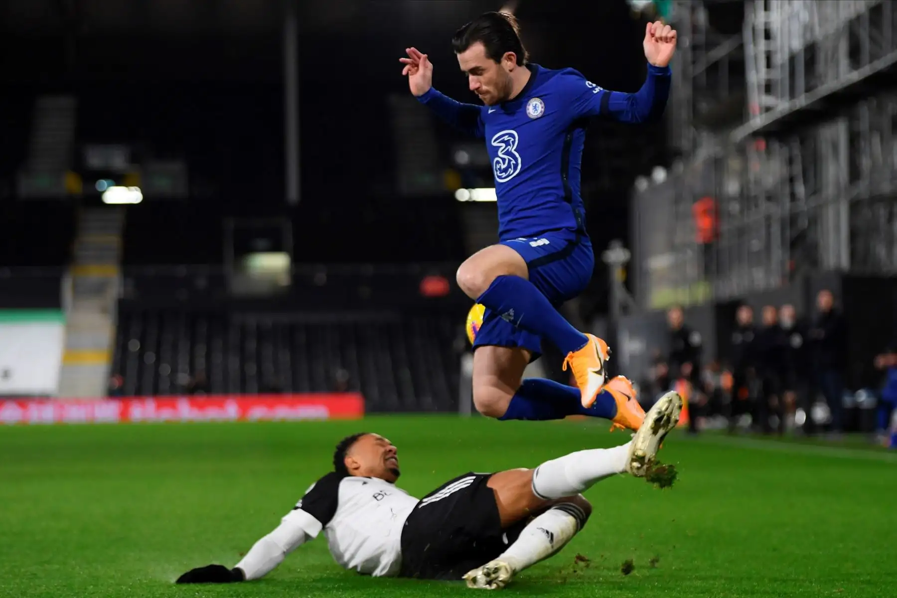 Ben Chilwell del Chelsea en acción con Kenny Tete del Fulham durante el partido de fútbol de la Premier League inglesa entre el Fulham FC y el Chelsea FC en Londres.
Foto: AFP