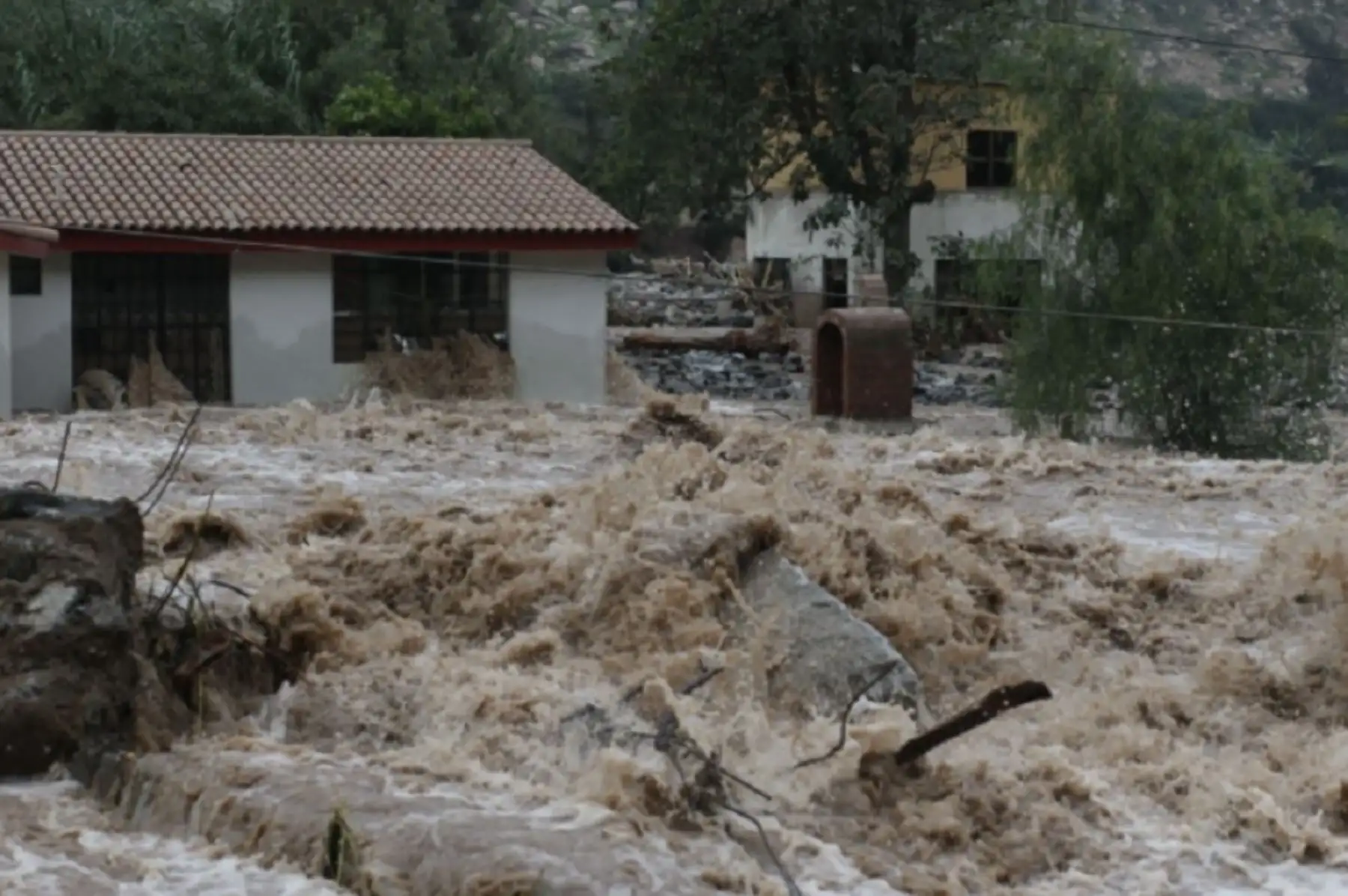El Ministerio de Desarrollo Agrario y Riego (Midagri), a través de la Autoridad Nacional del Agua (ANA), invoca a las autoridades y población en general a respetar la delimitación de las fajas marginales, a fin de salvaguardar la vida de las personas, infraestructura y bienes materiales en caso de desbordes, huaicos y deslizamientos. Foto: Midagri/ANA