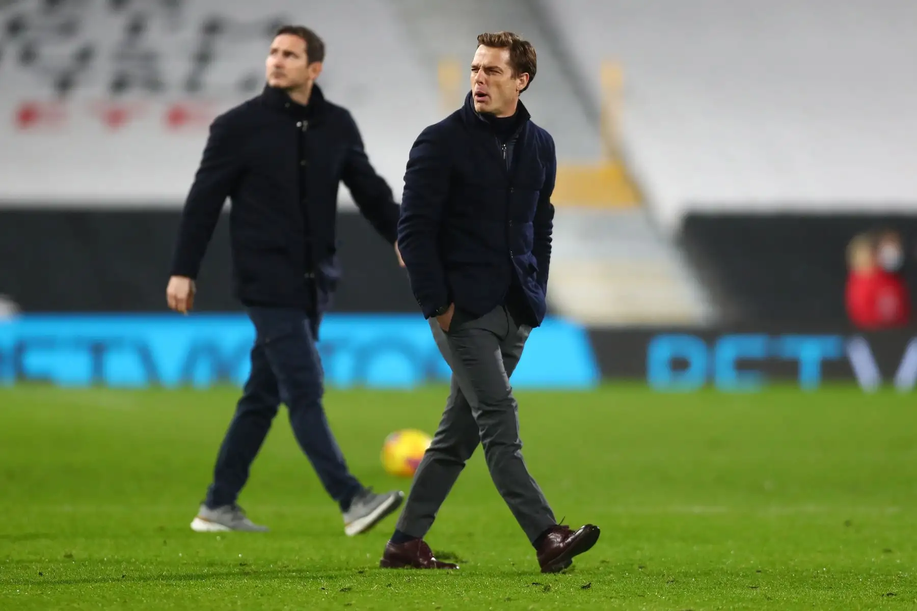 El entrenador inglés del Chelsea, Frank Lampard, y el entrenador inglés del Fulham, Scott Parker, abandonan el campo en el medio tiempo durante el partido de fútbol de la Premier League inglesa entre Fulham y Chelsea.
Foto: AFP