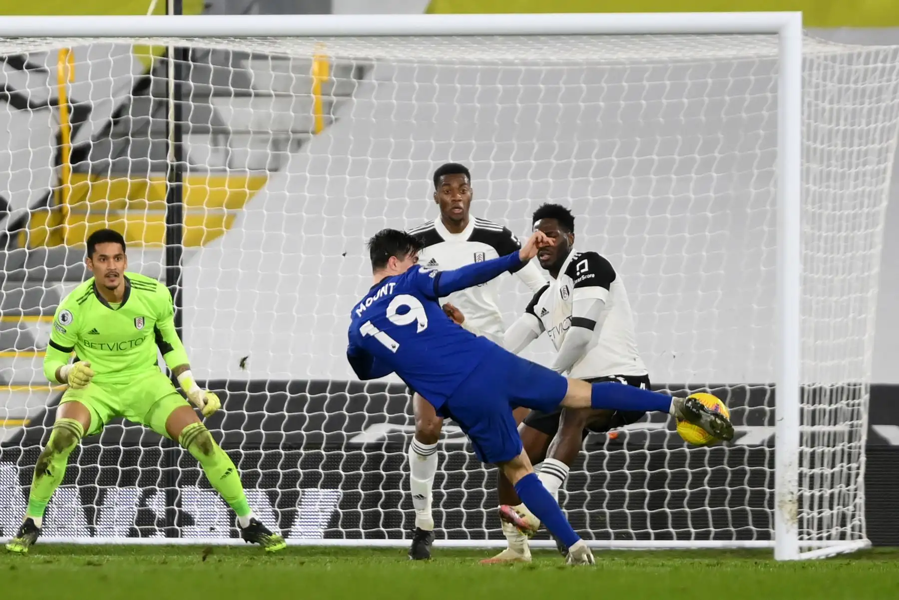 El centrocampista inglés de Chelsea, Mason Mount, dispara para marcar el gol de apertura durante el partido de fútbol de la Premier League inglesa entre Fulham y Chelsea en Craven Cottage en Londres.
Foto: AFP