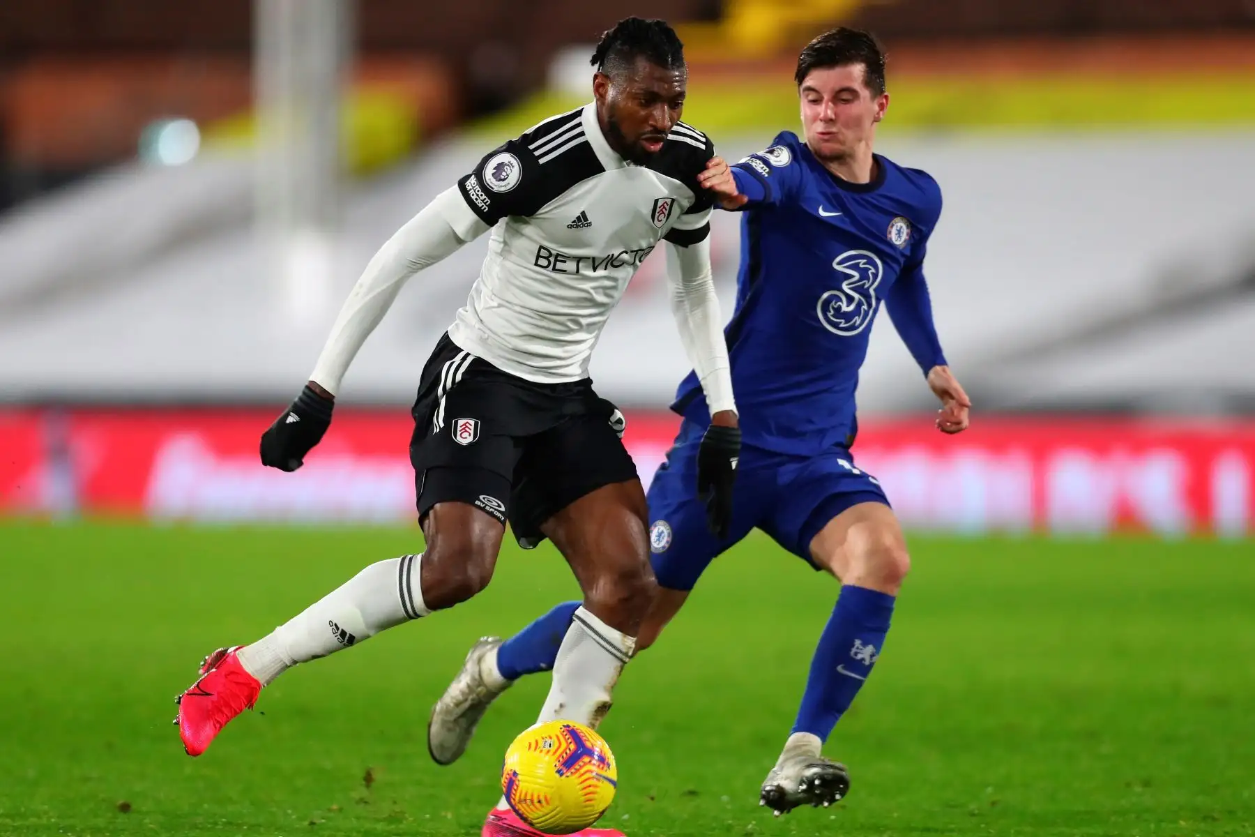 Andre-Frank Zambo Anguissa  del Fulham en acción con Mason Mount del Chelsea durante el partido de fútbol de la Premier League inglesa entre el Fulham FC y el Chelsea FC en Londres, Gran Bretaña.
Foto: EFE