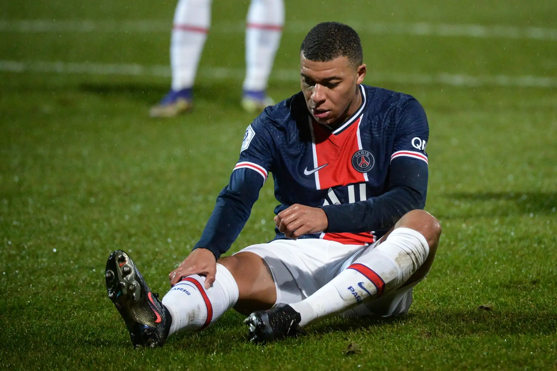 El delantero francés del PSG, Kylian Mbappé, reacciona durante el partido vs Angers del fútbol francés L1  en el Estadio Raymond Kopa en Angers, en el oeste de Francia. Foto: AFP