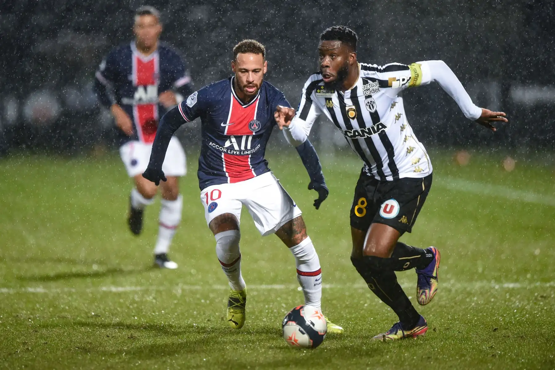El delantero brasileño del PSG, Neymar compite por el balón con el defensor francés de Angers, Ismael Traore, durante el partido de fútbol francés L1 entre Angers y PSG en el Estadio Raymond Kopa en Angers, oeste de Francia. Foto: AFP