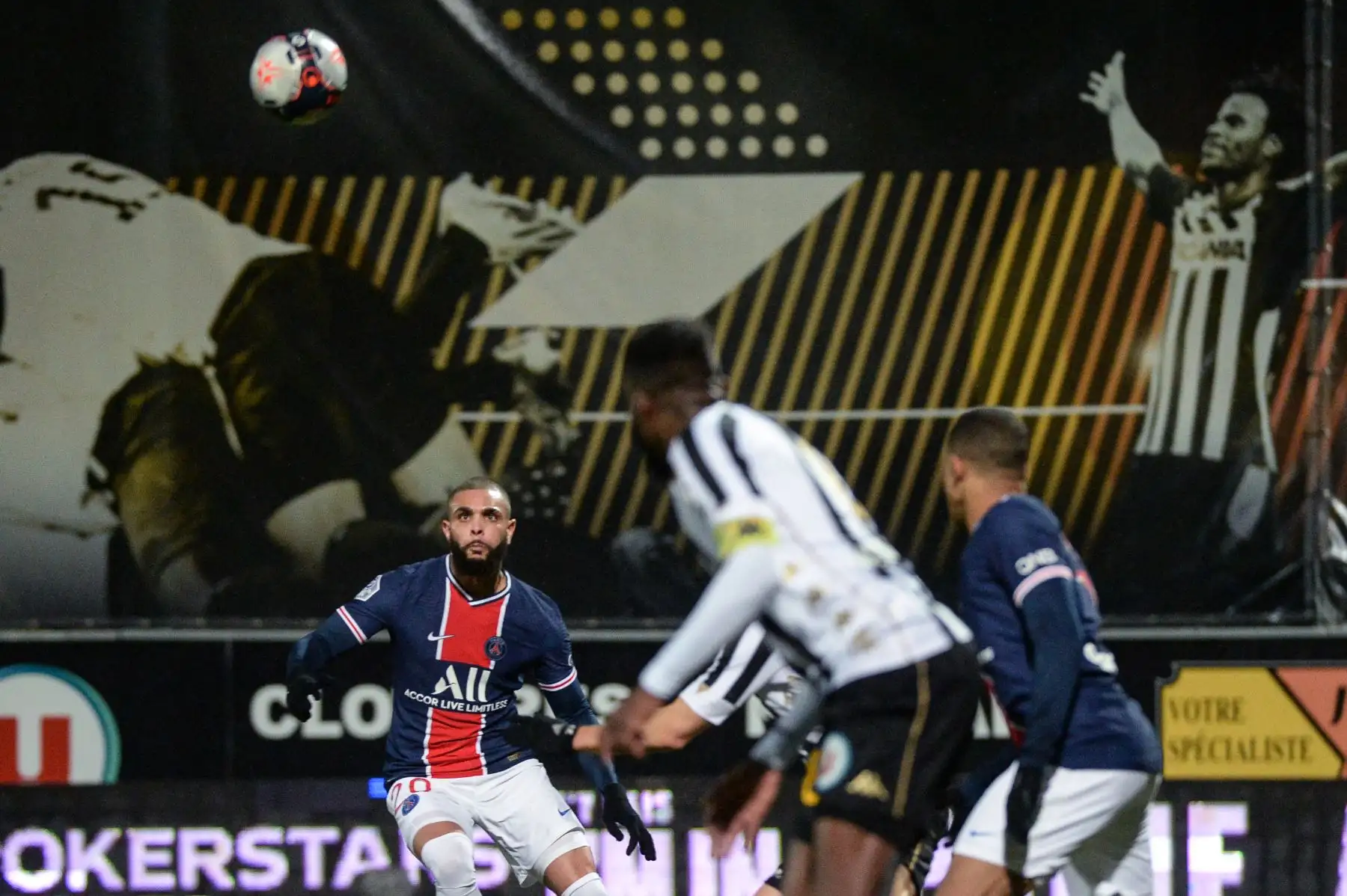 El defensor francés del PSG, Layvin Kurzawa, mira el balón antes de marcar un gol durante el partido de fútbol francés L1 entre Angers y PSG en el Estadio Raymond Kopa en Angers, oeste de Francia. Foto: AFP