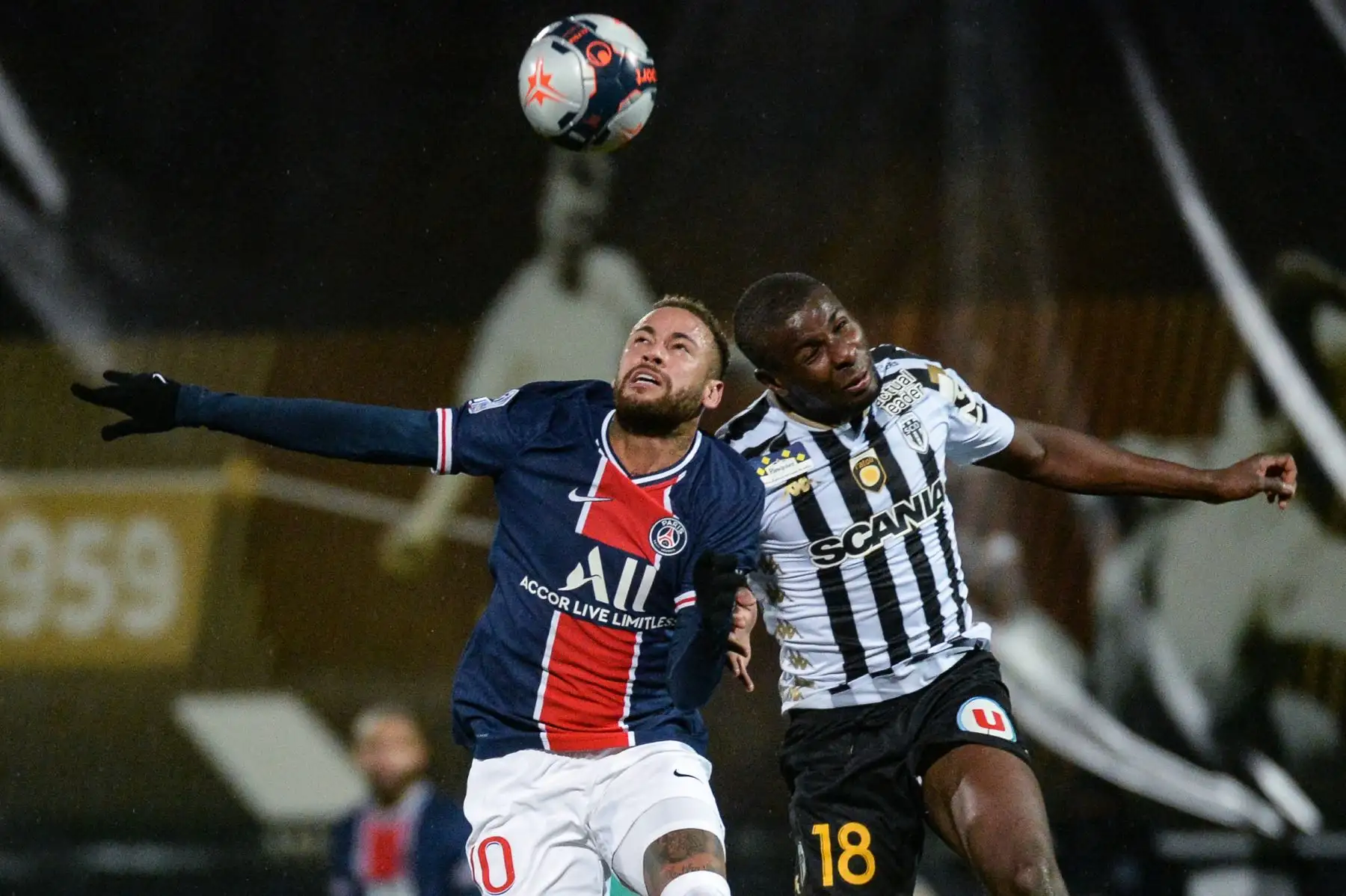 El delantero brasileño del PSG Neymar salta por el balón con el centrocampista francés de Angers, Ibrahim Amadou, durante el partido de fútbol francés L1 entre Angers y PSG en el Estadio Raymond Kopa en Angers, oeste de Francia. Foto: AFP