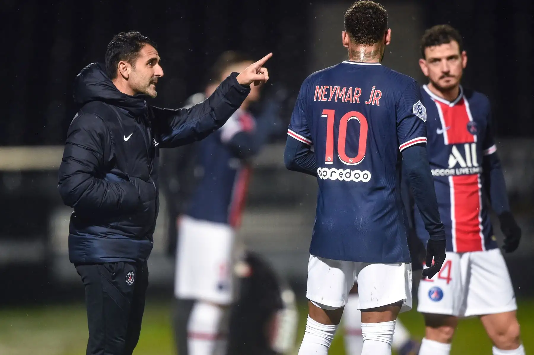 El entrenador asistente español del PSG, Jesús Pérez, da instrucciones al delantero brasileño del PSG, Neymar, durante el partido de fútbol francés L1 entre Angers y PSG en el Estadio Raymond Kopa en Angers, oeste de Francia. Foto: AFP