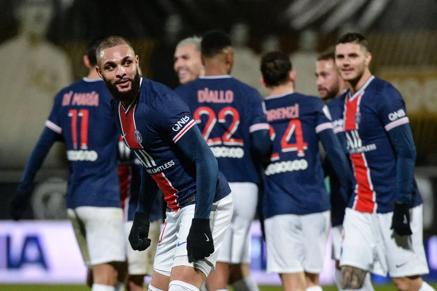 El defensor francés del PSG, Layvin Kurzawa, celebra tras marcar un gol durante el partido de fútbol francés L1 entre Angers y PSG en el Estadio Raymond Kopa en Angers, oeste de Francia. Foto: AFP