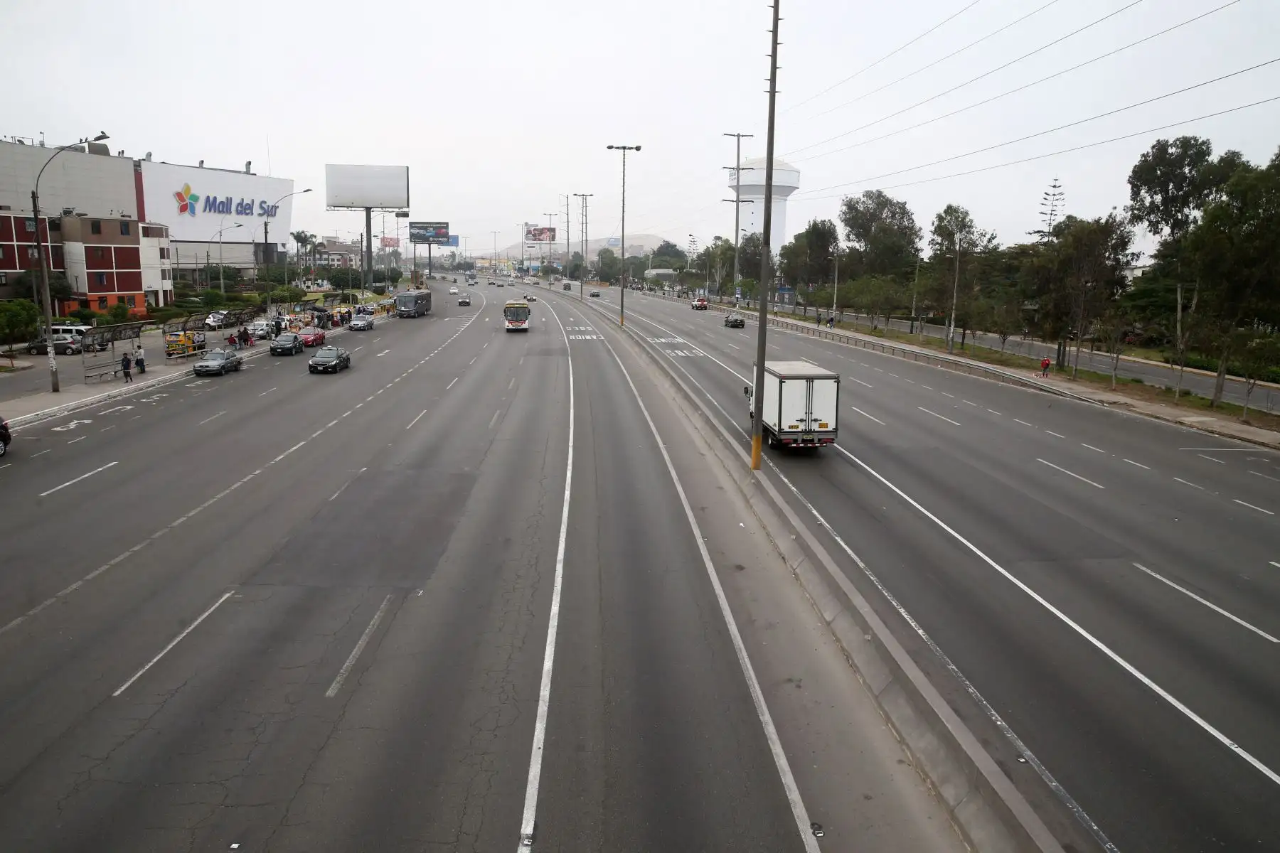 Hoy domingo no pueden circular vehículos particulares en Lima y Callao, pero los ciudadanos pueden desplazarse en el transporte público, siempre y cuando usen mascarilla y protector facial. También pueden circular a pie o en bicicletas u otros vehículos no motorizado.
Imagen de Vía Evitamiento en Lima Sur.
Foto: ANDINA/Vidal Tarqui