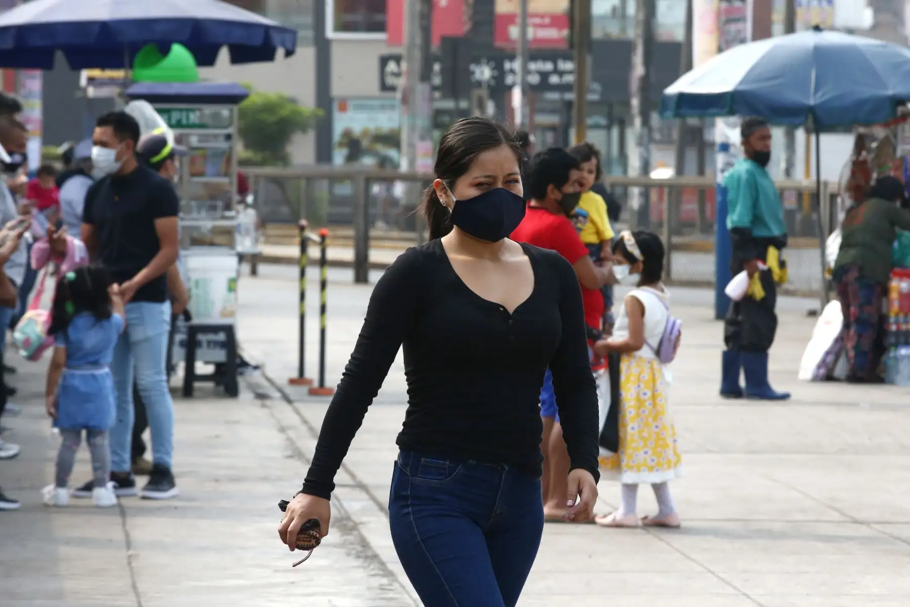 Hoy domingo no pueden circular vehículos particulares en Lima y Callao, pero los ciudadanos pueden desplazarse en el transporte público, siempre y cuando usen mascarilla y protector facial. También pueden circular a pie o en bicicletas u otros vehículos no motorizado.
Imagen de los alrededores de Plaza Norte en Lima Norte.
Foto: ANDINA/Vidal Tarqui
