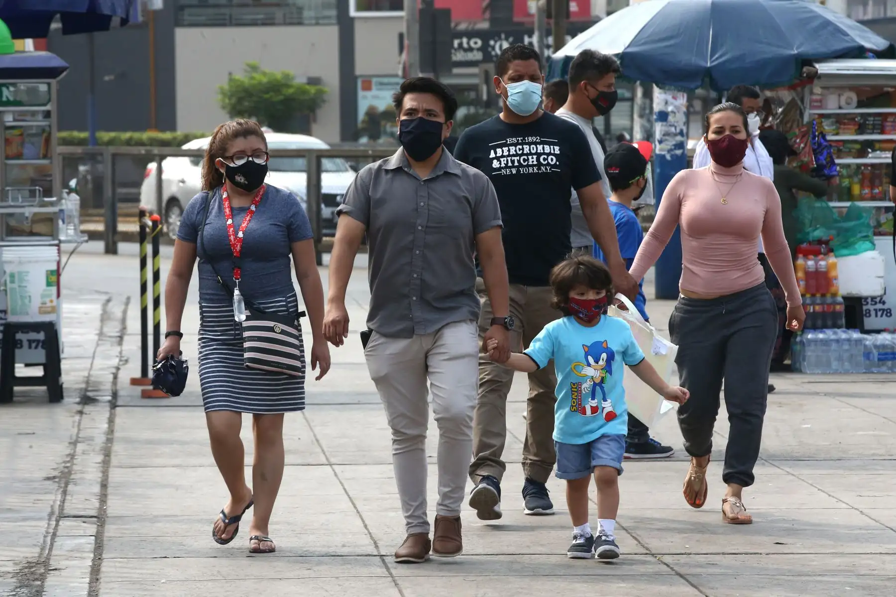 Los domingos no pueden circular vehículos particulares en Lima y Callao, pero los ciudadanos pueden desplazarse en el transporte público, siempre y cuando usen mascarilla y protector facial. También pueden circular a pie o en bicicletas u otros vehículos no motorizado.Imagen de los alrededores de Plaza Norte en Lima Norte.Foto: ANDINA/Vidal Tarqui
