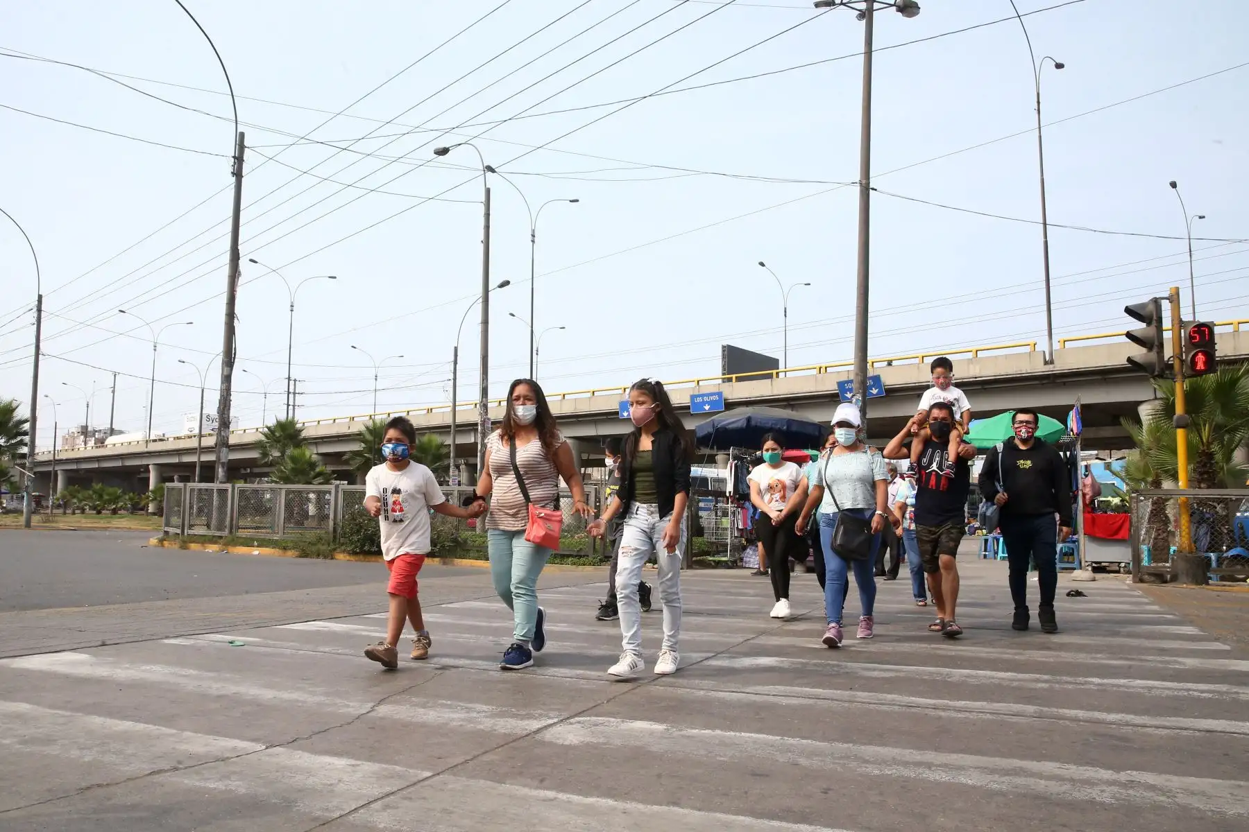 Hoy domingo no pueden circular vehículos particulares en Lima y Callao, pero los ciudadanos pueden desplazarse en el transporte público, siempre y cuando usen mascarilla y protector facial. También pueden circular a pie o en bicicletas u otros vehículos no motorizado.
Foto: ANDINA/Vidal Tarqui
