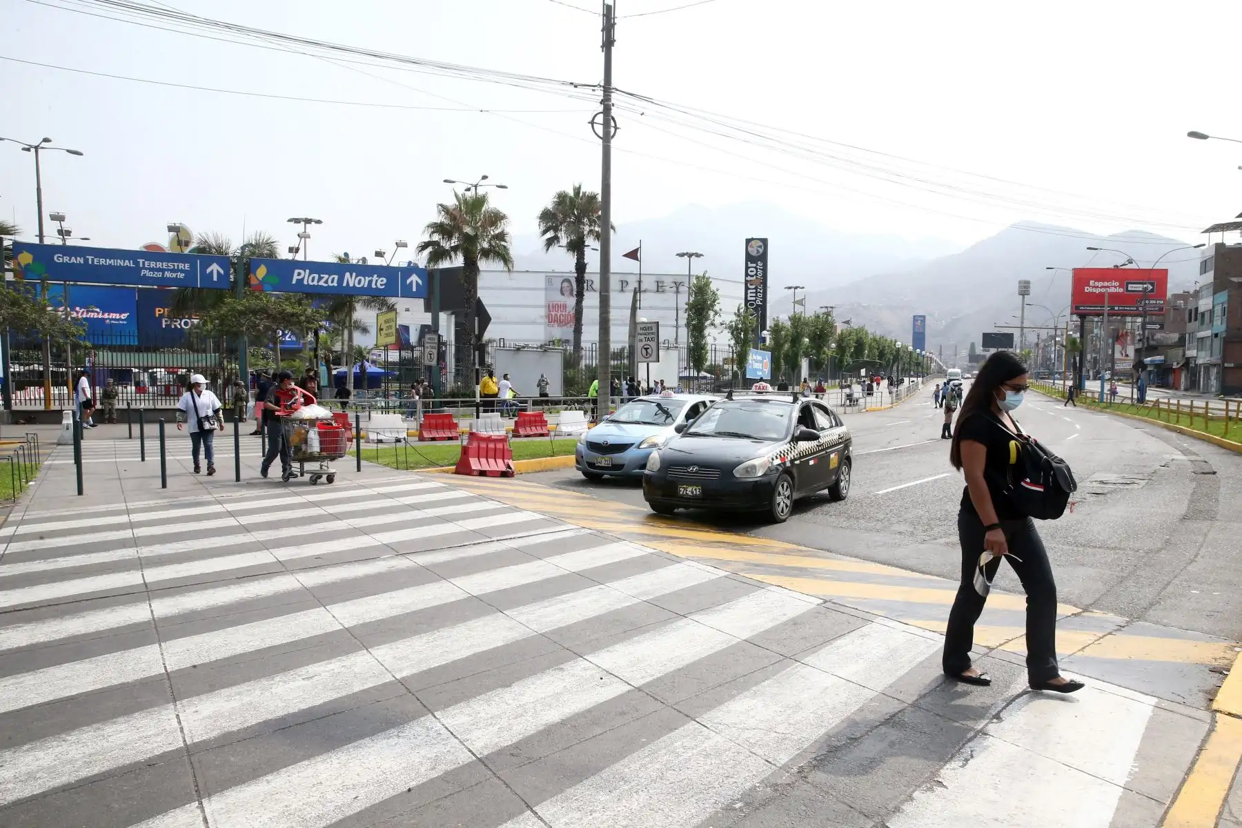 Hoy domingo no pueden circular vehículos particulares en Lima y Callao, pero los ciudadanos pueden desplazarse en el transporte público, siempre y cuando usen mascarilla y protector facial. También pueden circular a pie o en bicicletas u otros vehículos no motorizado.
Imagen de los alrededores de Plaza Norte en Lima Norte.
Foto: ANDINA/Vidal Tarqui