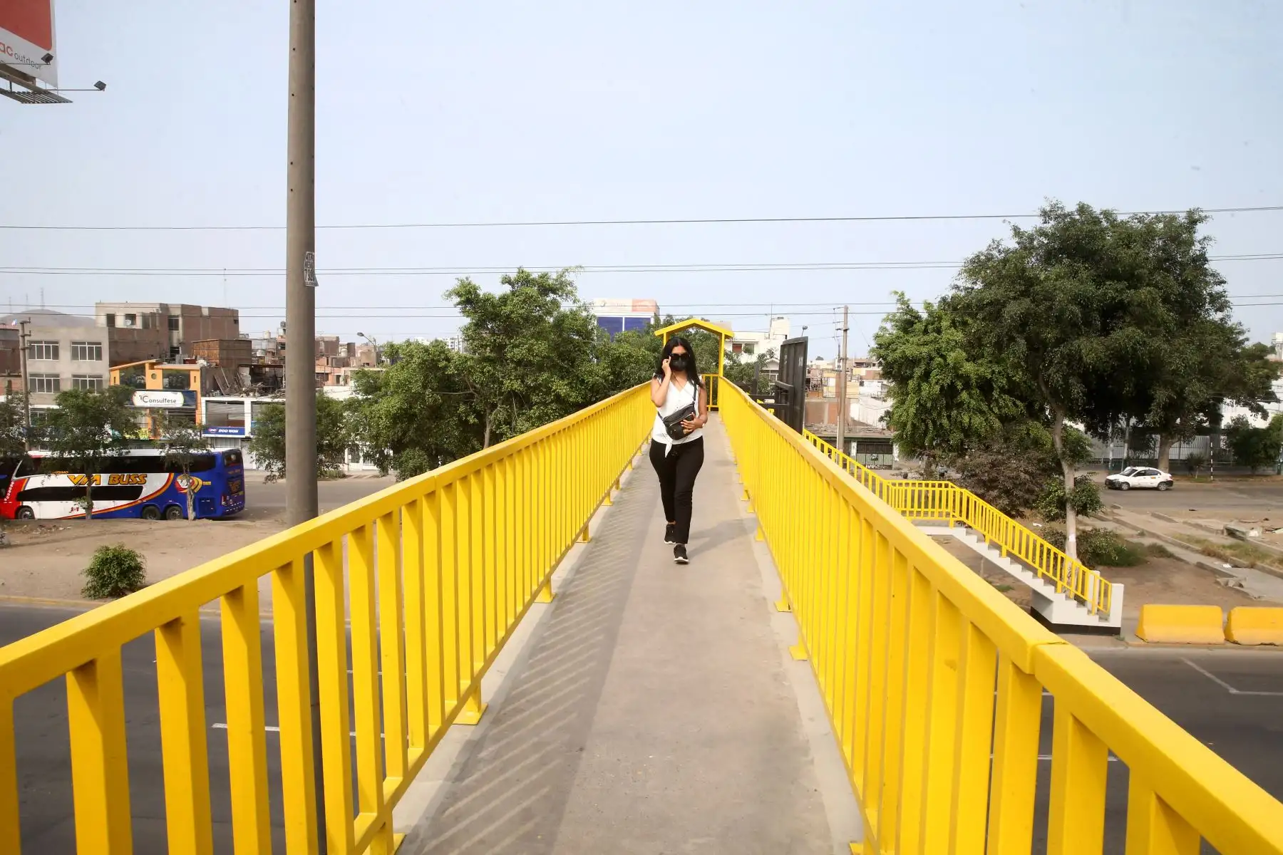 Hoy domingo no pueden circular vehículos particulares en Lima y Callao, pero los ciudadanos pueden desplazarse en el transporte público, siempre y cuando usen mascarilla y protector facial. También pueden circular a pie o en bicicletas u otros vehículos no motorizado.
Imagen de los alrededores de Plaza Norte en Lima Norte.
Foto: ANDINA/Vidal Tarqui