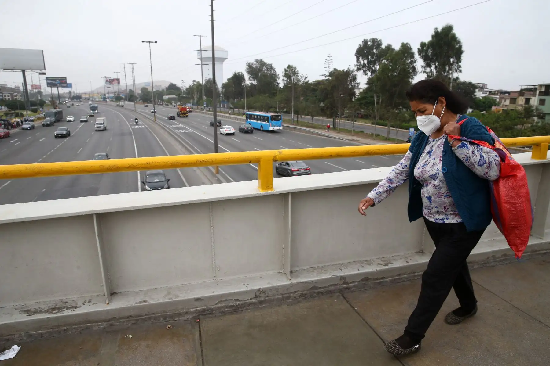 Hoy domingo no pueden circular vehículos particulares en Lima y Callao, pero los ciudadanos pueden desplazarse en el transporte público, siempre y cuando usen mascarilla y protector facial. También pueden circular a pie o en bicicletas u otros vehículos no motorizado.
Imagen de los alrededores de Plaza Norte en Lima Norte.
Foto: ANDINA/Vidal Tarqui
