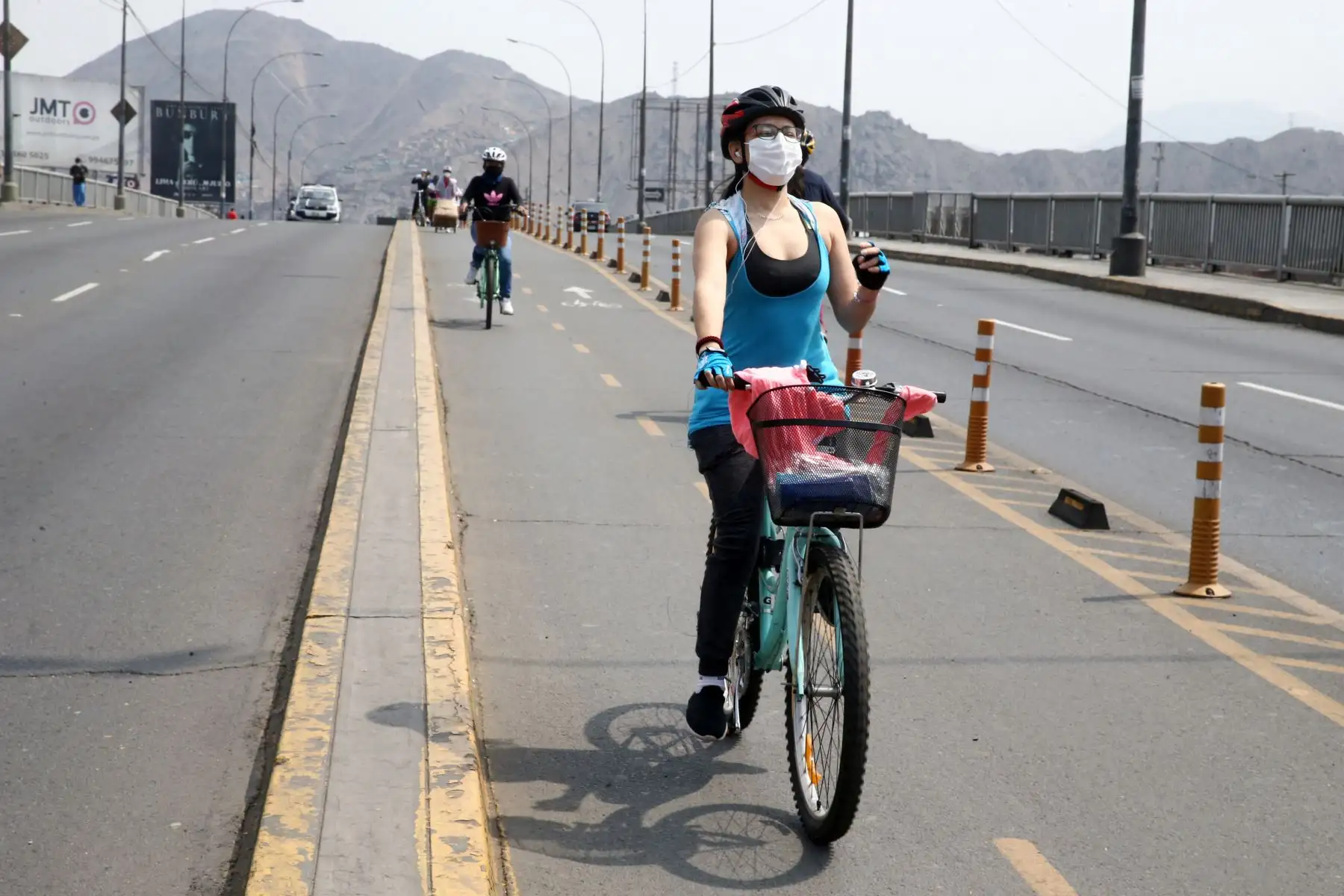 Hoy domingo no pueden circular vehículos particulares en Lima y Callao, pero los ciudadanos pueden desplazarse en el transporte público, siempre y cuando usen mascarilla y protector facial. También pueden circular a pie o en bicicletas u otros vehículos no motorizado.
Imagen de los alrededores de Plaza Norte en Lima Norte.
Foto: ANDINA/Vidal Tarqui
