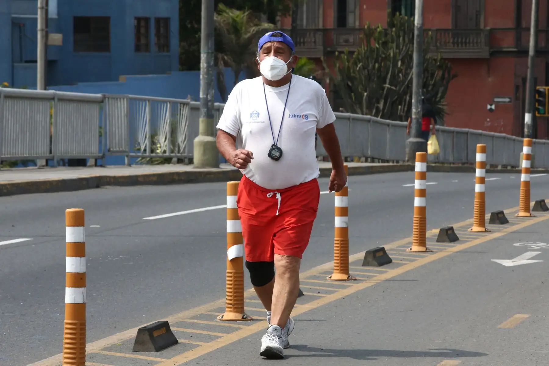 Hoy domingo no pueden circular vehículos particulares en Lima y Callao, pero los ciudadanos pueden desplazarse en el transporte público, siempre y cuando usen mascarilla y protector facial. También pueden circular a pie o en bicicletas u otros vehículos no motorizado.
Imagen de los alrededores de Plaza Norte en Lima Norte.
Foto: ANDINA/Vidal Tarqui