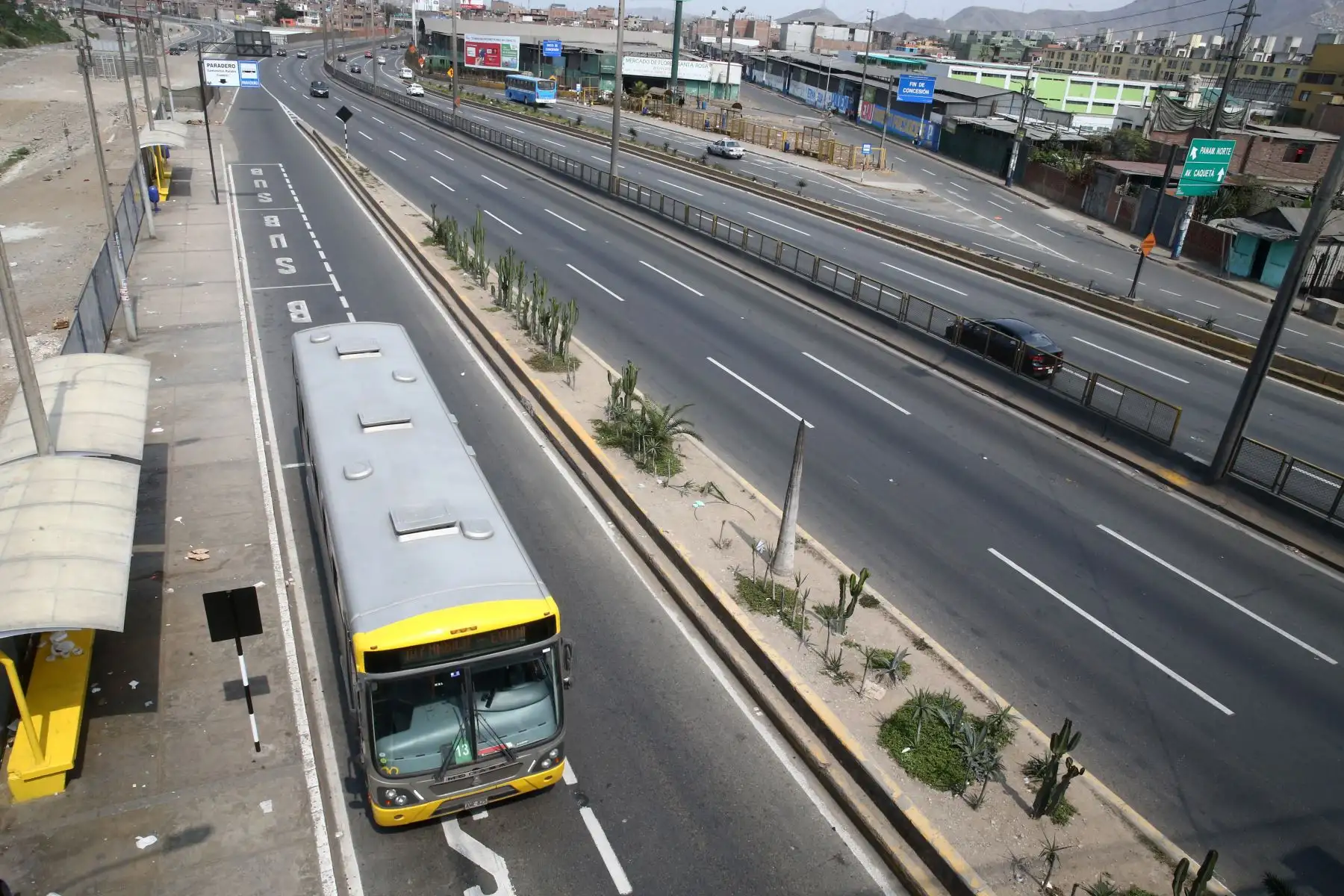Hoy domingo no pueden circular vehículos particulares en Lima y Callao, pero los ciudadanos pueden desplazarse en el transporte público, siempre y cuando usen mascarilla y protector facial. También pueden circular a pie o en bicicletas u otros vehículos no motorizado.
Foto: ANDINA/Vidal Tarqui