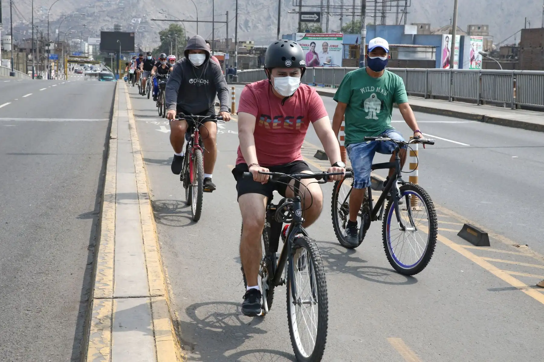 Hoy domingo no pueden circular vehículos particulares en Lima y Callao, pero los ciudadanos pueden desplazarse en el transporte público, siempre y cuando usen mascarilla y protector facial. También pueden circular a pie o en bicicletas u otros vehículos no motorizado.
Imagen de los alrededores de Plaza Norte en Lima Norte.
Foto: ANDINA/Vidal Tarqui