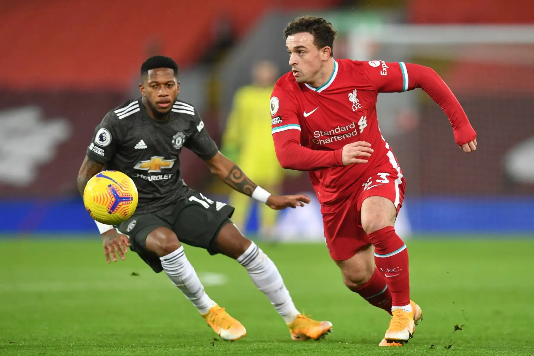 El centrocampista suizo del Liverpool, Xherdan Shaqiri, compite con el centrocampista brasileño del Manchester United Fred durante el partido de fútbol de la Premier League inglesa entre Liverpool y Manchester United.
Foto: AFP