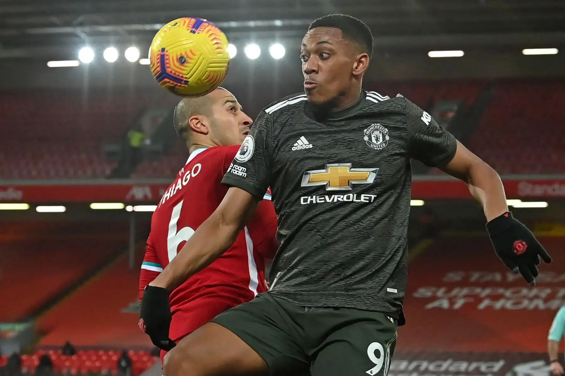 El mediocampista español del Liverpool Thiago Alcantara  compite con el delantero francés del Manchester United Anthony Martial durante el partido de fútbol de la Premier League inglesa entre Liverpool y Manchester United en Anfield en Liverpool.
Foto: AFP