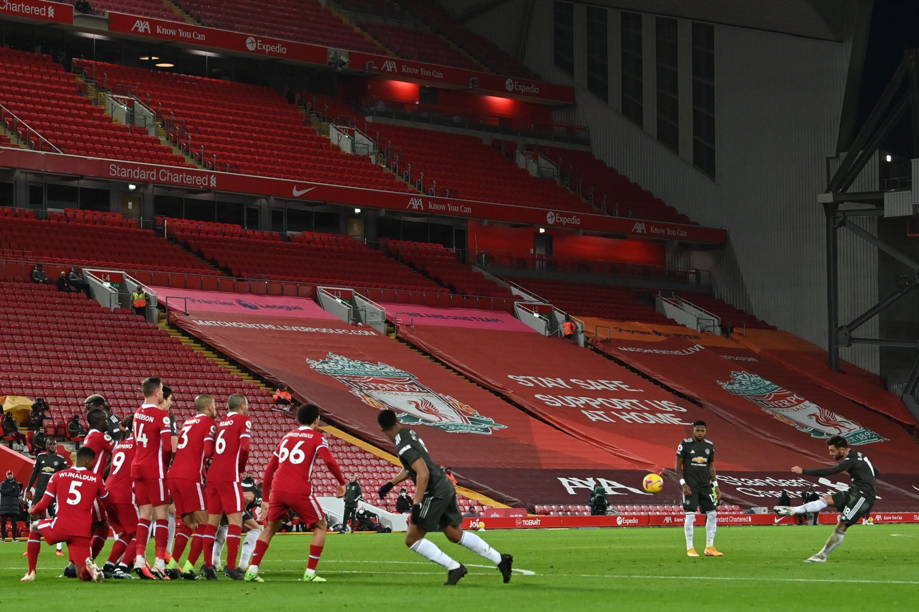 El centrocampista portugués del Manchester United Bruno Fernandes golpea este tiro libre por poco durante el partido de fútbol de la Premier League inglesa entre Liverpool y Manchester United en Anfield en Liverpool.
Foto: AFP