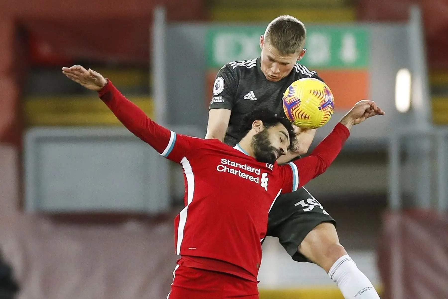 Mohamed Salah  del Liverpool en acción contra Scott McTominay del Manchester United durante el partido de fútbol de la Premier League inglesa entre el Liverpool FC y el Manchester United en Liverpool.
Foto: EFE