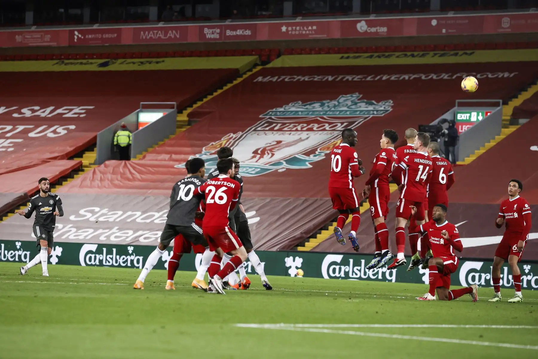 Bruno Fernandes del Manchester United toma un tiro libre durante el partido de fútbol de la Premier League inglesa entre el Liverpool FC y el Manchester United en Liverpool, Reino Unido, 
Foto: EFE