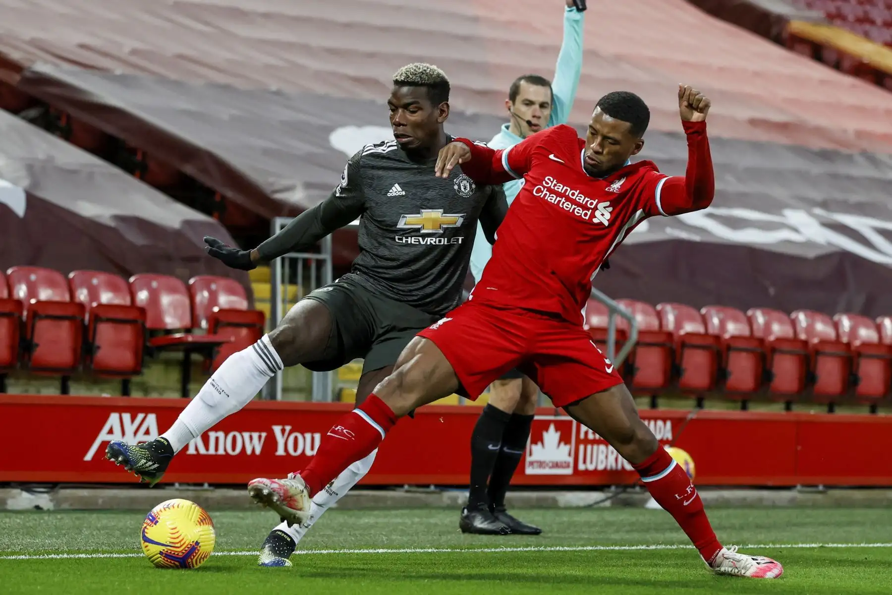 Paul Pogba del Manchester United en acción contra Georginio Wijnaldum (R) del Liverpool durante el partido de fútbol de la Premier League inglesa entre el Liverpool FC y el Manchester United.
Foto: EFE