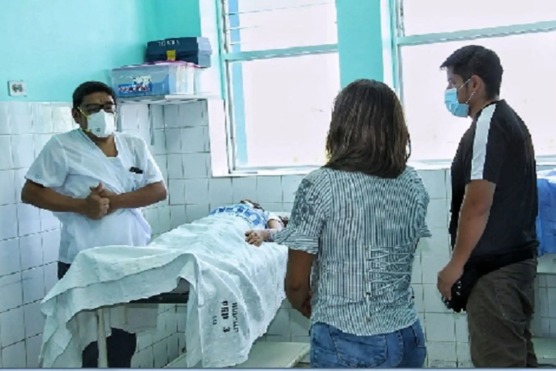 Uno de los quistes tenía 20 centímetros y sobresalía del abdomen de la pequeña causándole intensos dolores.