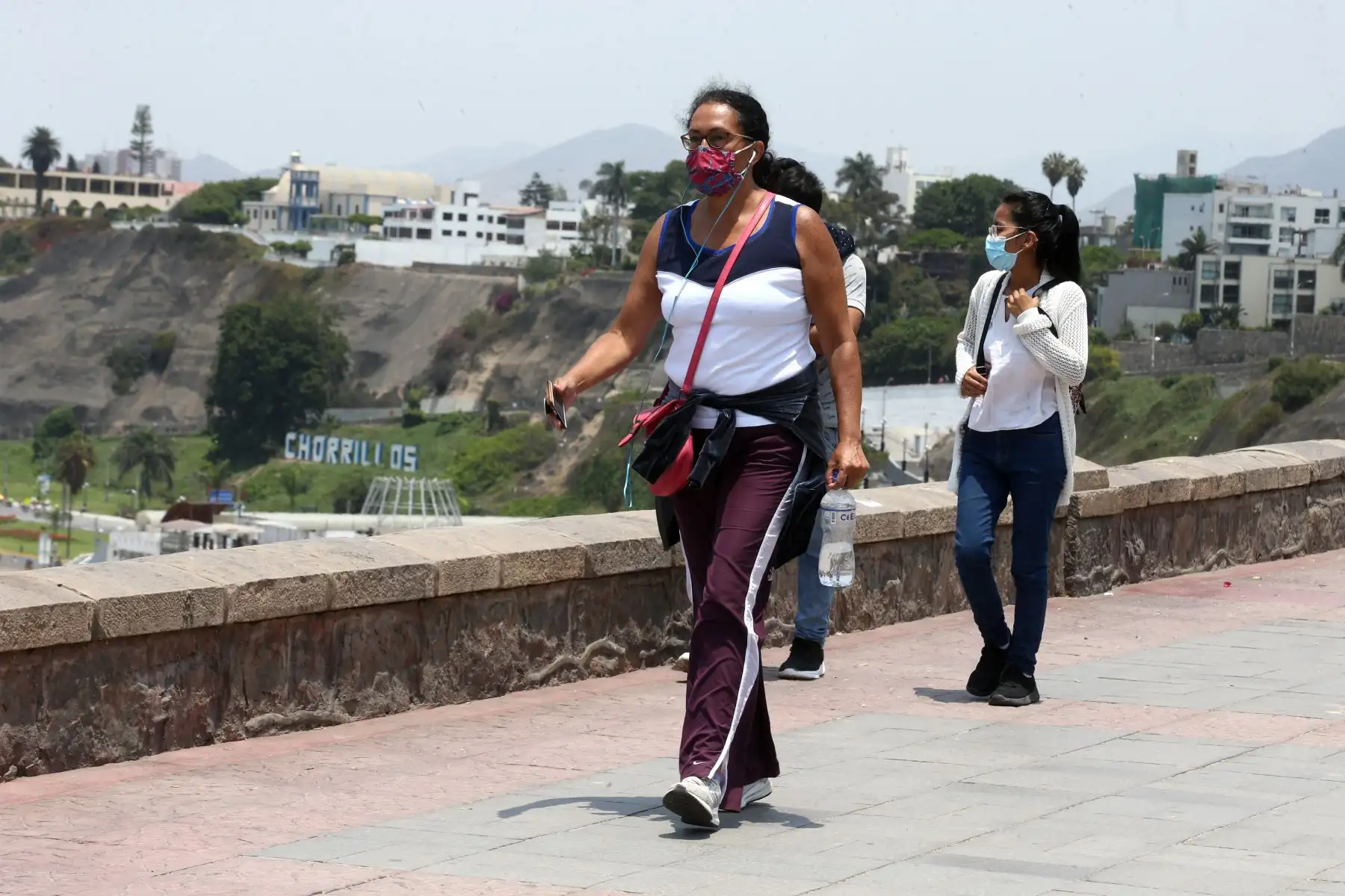 Ciudadanos circulan  a pie o en bicicletas u otros vehículos no motorizados por la Costa Verde. Hoy domingo no pueden circular vehículos particulares en Lima y Callao, pero los ciudadanos pueden desplazarse, siempre y cuando usen mascarilla y protector facial.
Foto: ANDINA/Vidal Tarqui