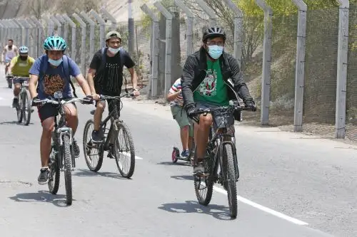 En la medida de lo posible, usa la bicicleta. Desplazarte en este tipo de vehículo es una buena forma de ayudar al planeta, ya que no contaminas, y a la vez realizas ejercicio. Es un gran aporte para tu salud y para nuestra salud atmosférica. Foto: ANDINA/Vidal Tarqui