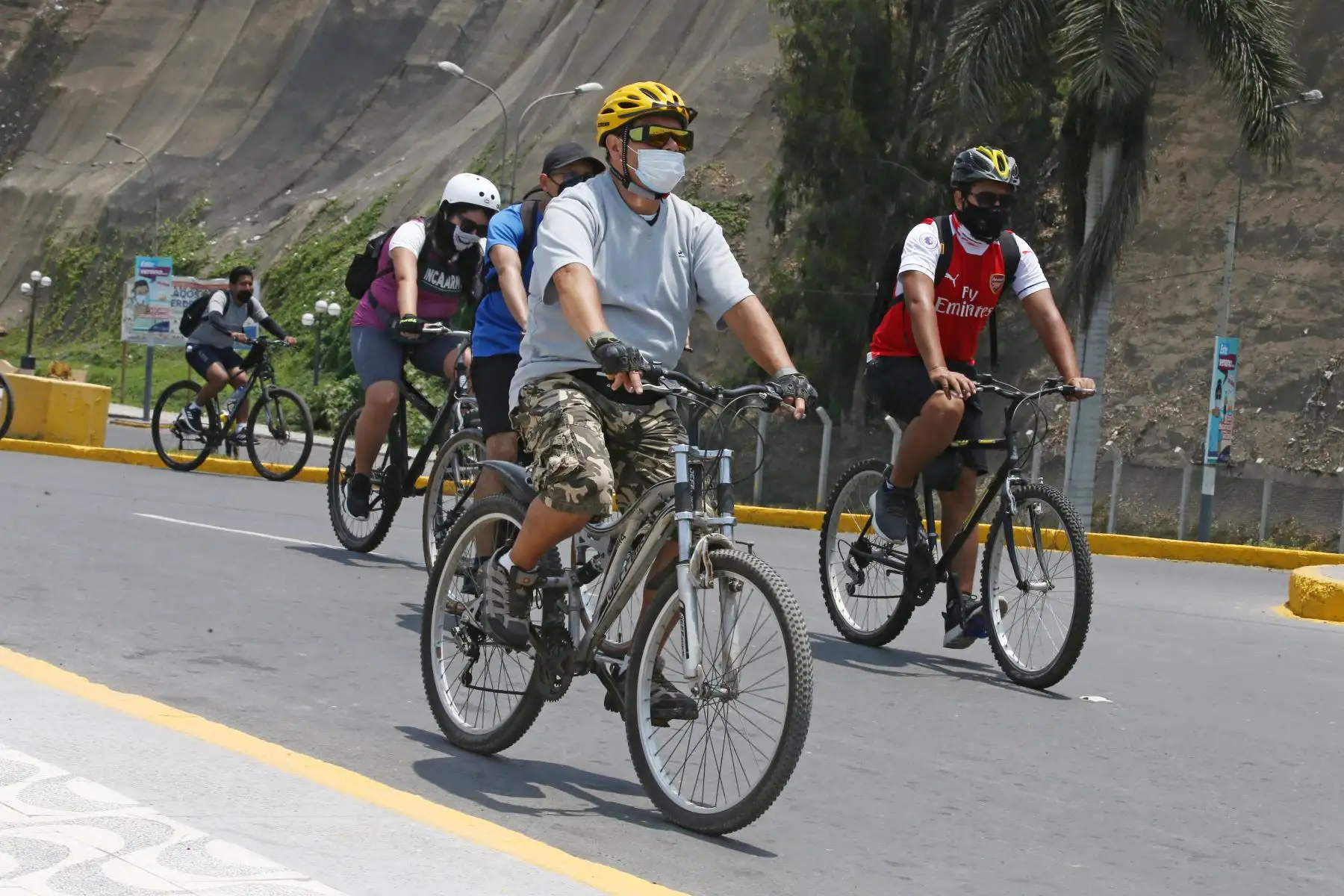 Ciudadanos circulan  a pie o en bicicletas u otros vehículos no motorizados por la Costa Verde. Hoy domingo no pueden circular vehículos particulares en Lima y Callao, pero los ciudadanos pueden desplazarse, siempre y cuando usen mascarilla y protector facial.
Foto: ANDINA/Vidal Tarqui